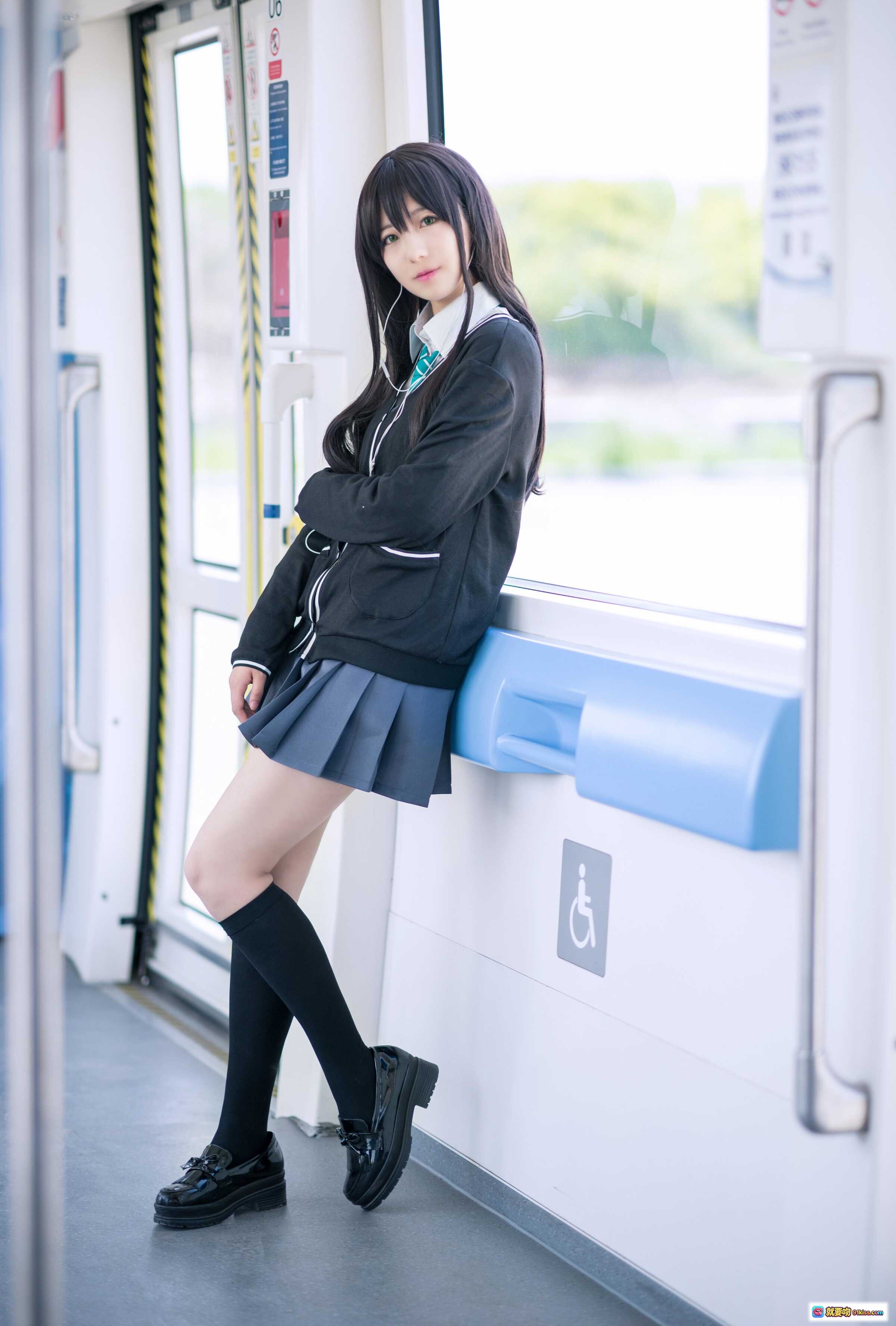 图片[2] - 弥音音NO.023涩谷凛校服少女地铁车厢写真 13P高清美图 日系清新风格 时尚街拍风 甜美长发侧颜特写 - 就要吻