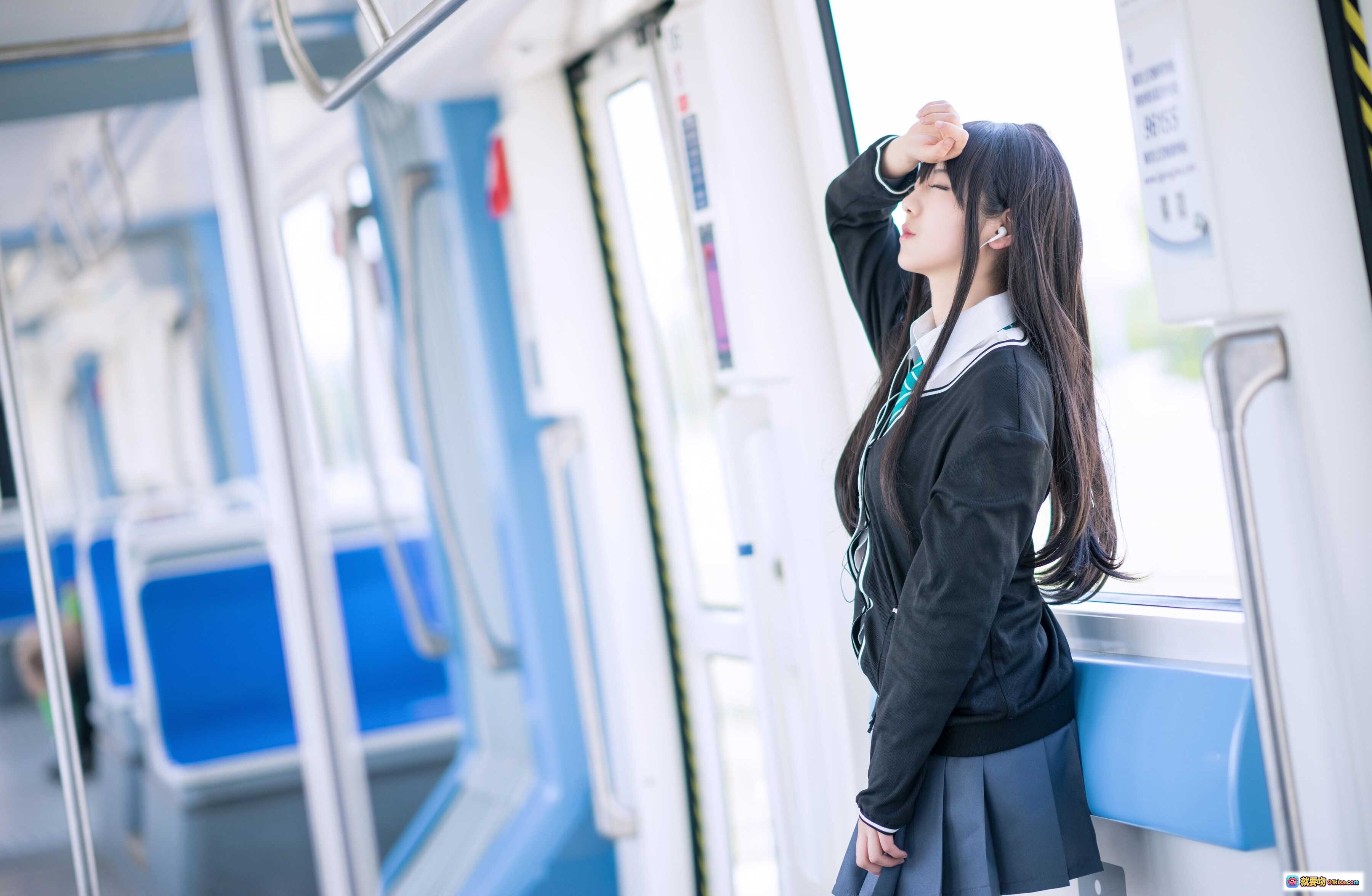 弥音音NO.023涩谷凛校服少女地铁车厢写真 13P高清美图 日系清新风格 时尚街拍风 甜美长发侧颜特写 - 就要吻