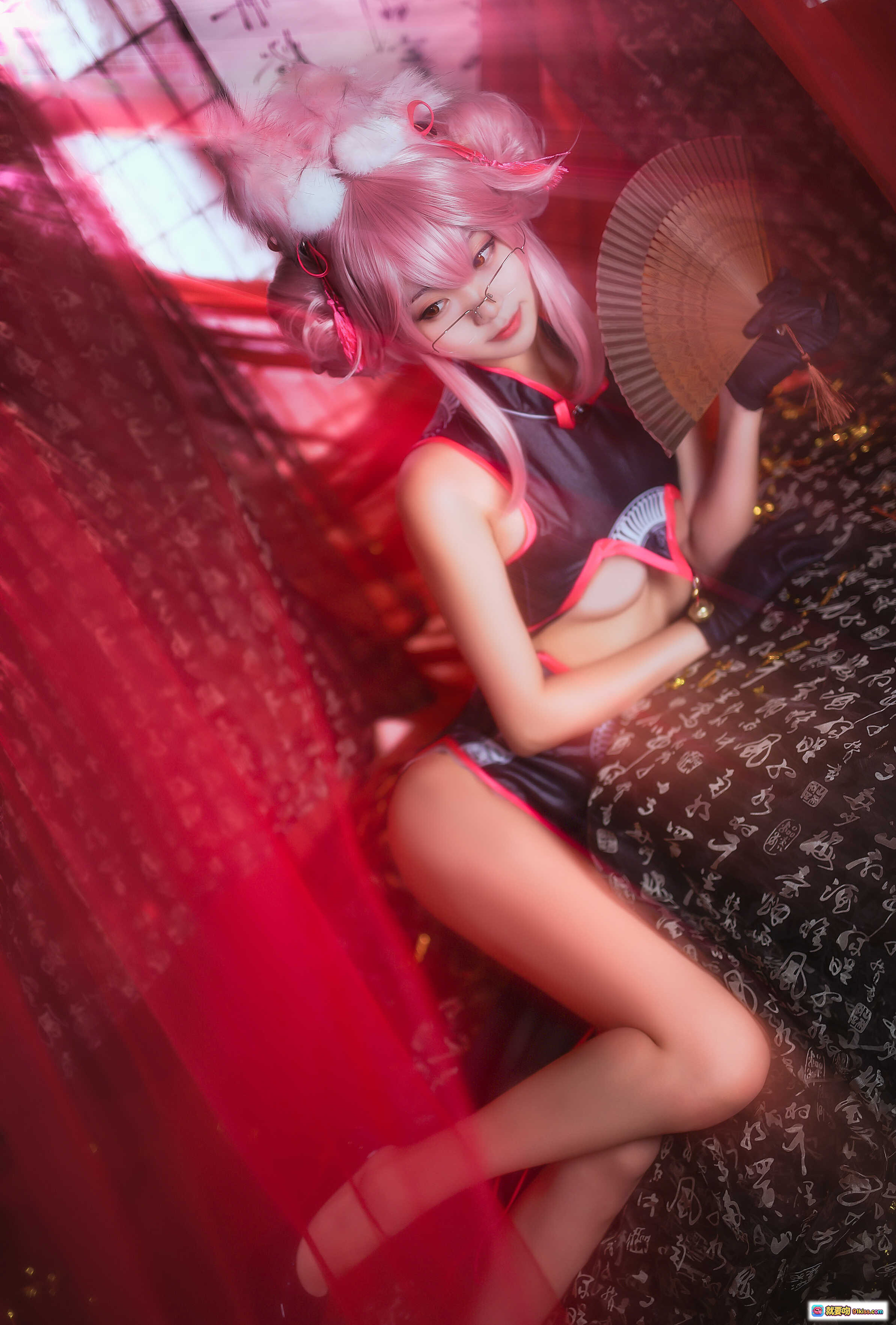 黑川NO.014杀阶旗袍COS柯杨斯卡娅粉发眼镜扇子红纱背景性感写真12P高清图集 - 就要吻