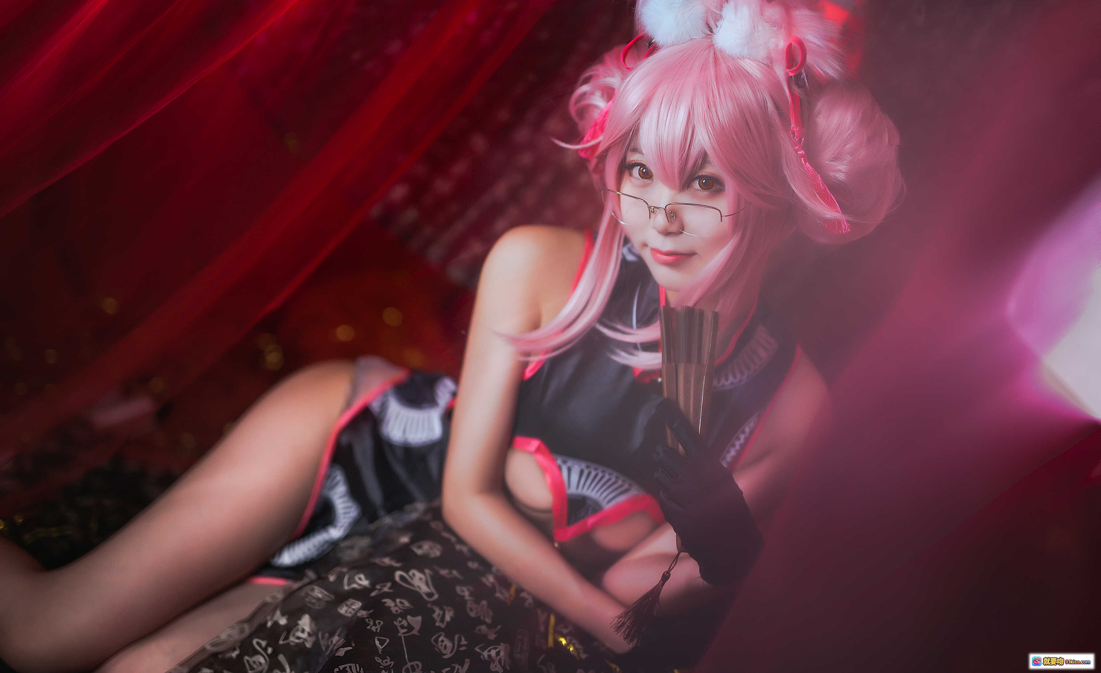 图片[5] - 黑川NO.014杀阶旗袍COS柯杨斯卡娅粉发眼镜扇子红纱背景性感写真12P高清图集 - 就要吻