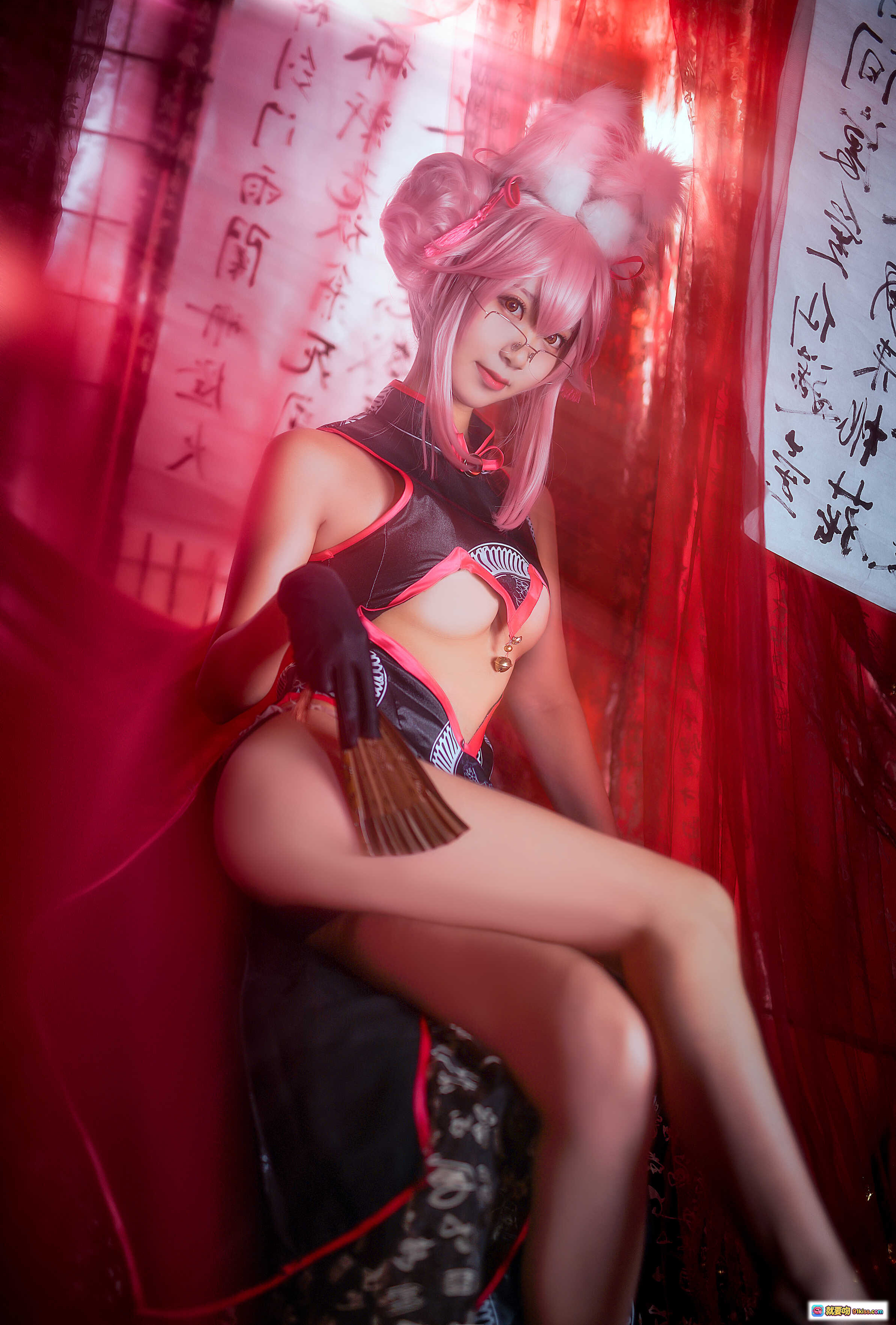 图片[9] - 黑川NO.014杀阶旗袍COS柯杨斯卡娅粉发眼镜扇子红纱背景性感写真12P高清图集 - 就要吻