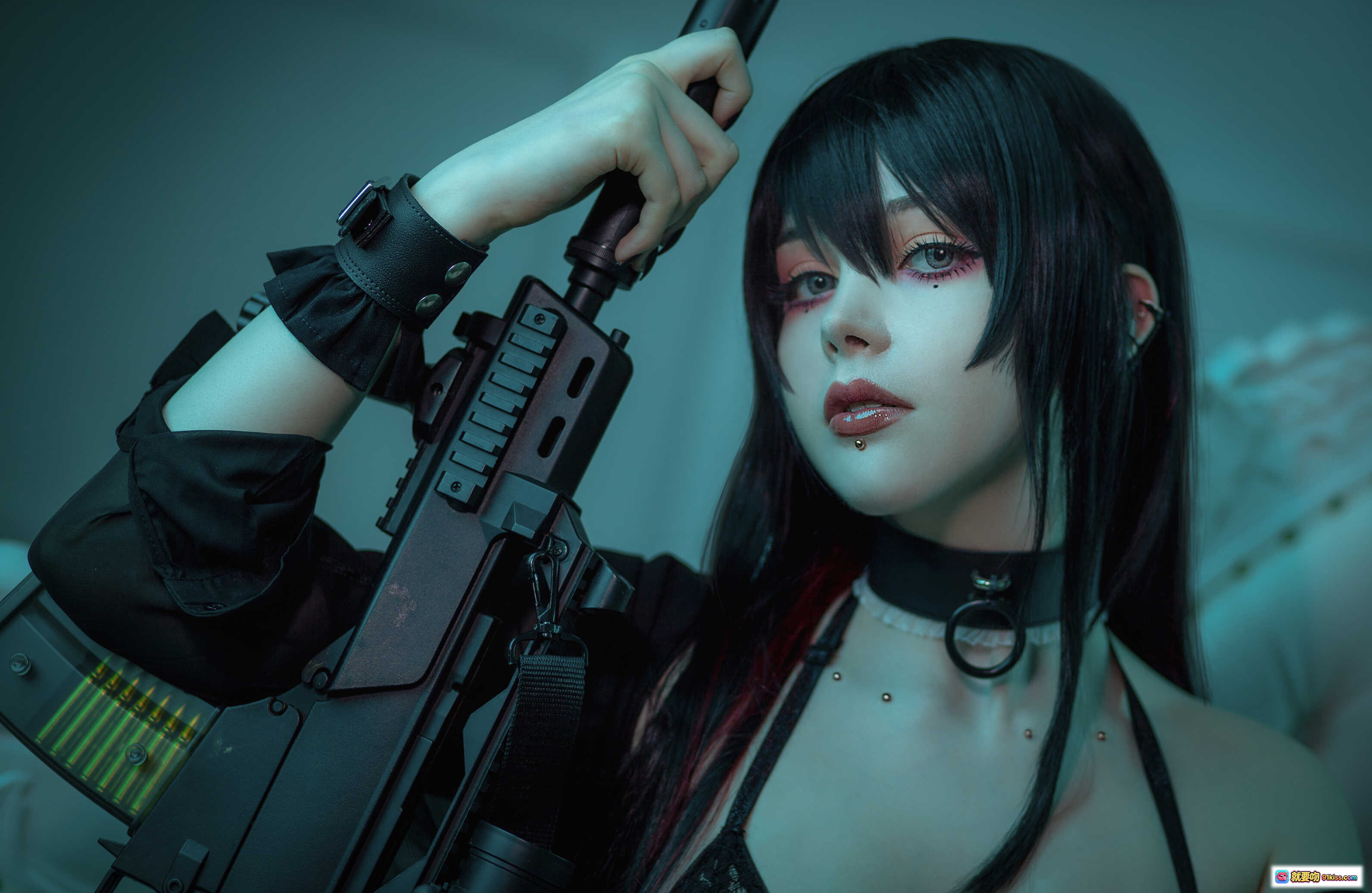 Sayathefox NO.019 Zenith Cosplay写真｜黑发红瞳持枪少女｜哥特风暗黑系造型｜精致妆容与战术装备｜10P高清图集 - 就要吻