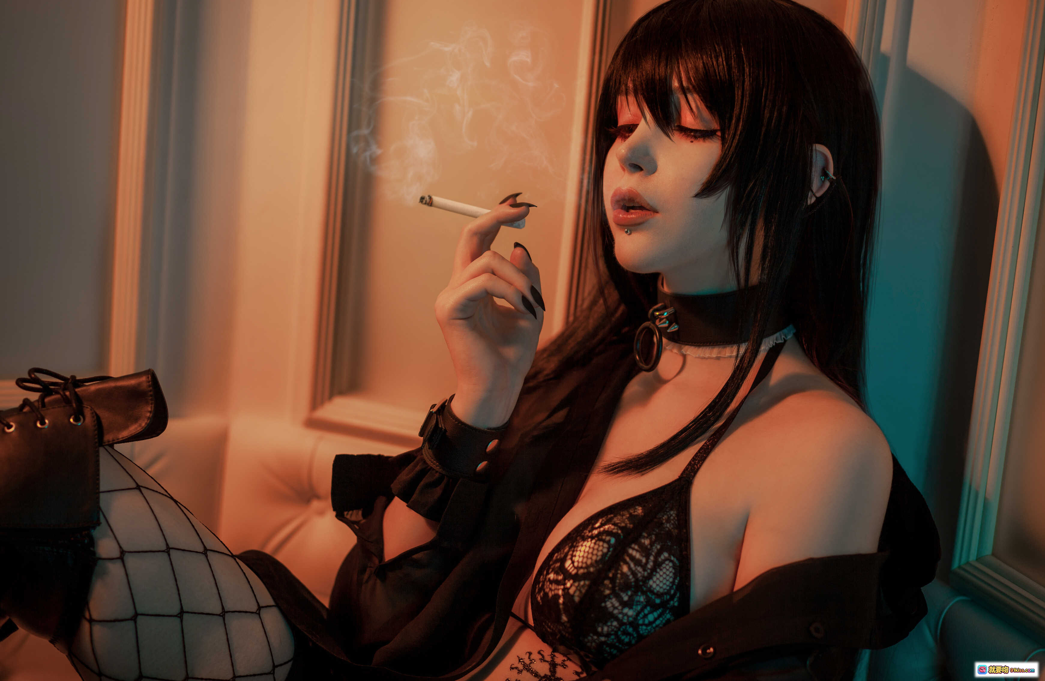 图片[10] - Sayathefox NO.019 Zenith Cosplay写真｜黑发红瞳持枪少女｜哥特风暗黑系造型｜精致妆容与战术装备｜10P高清图集 - 就要吻