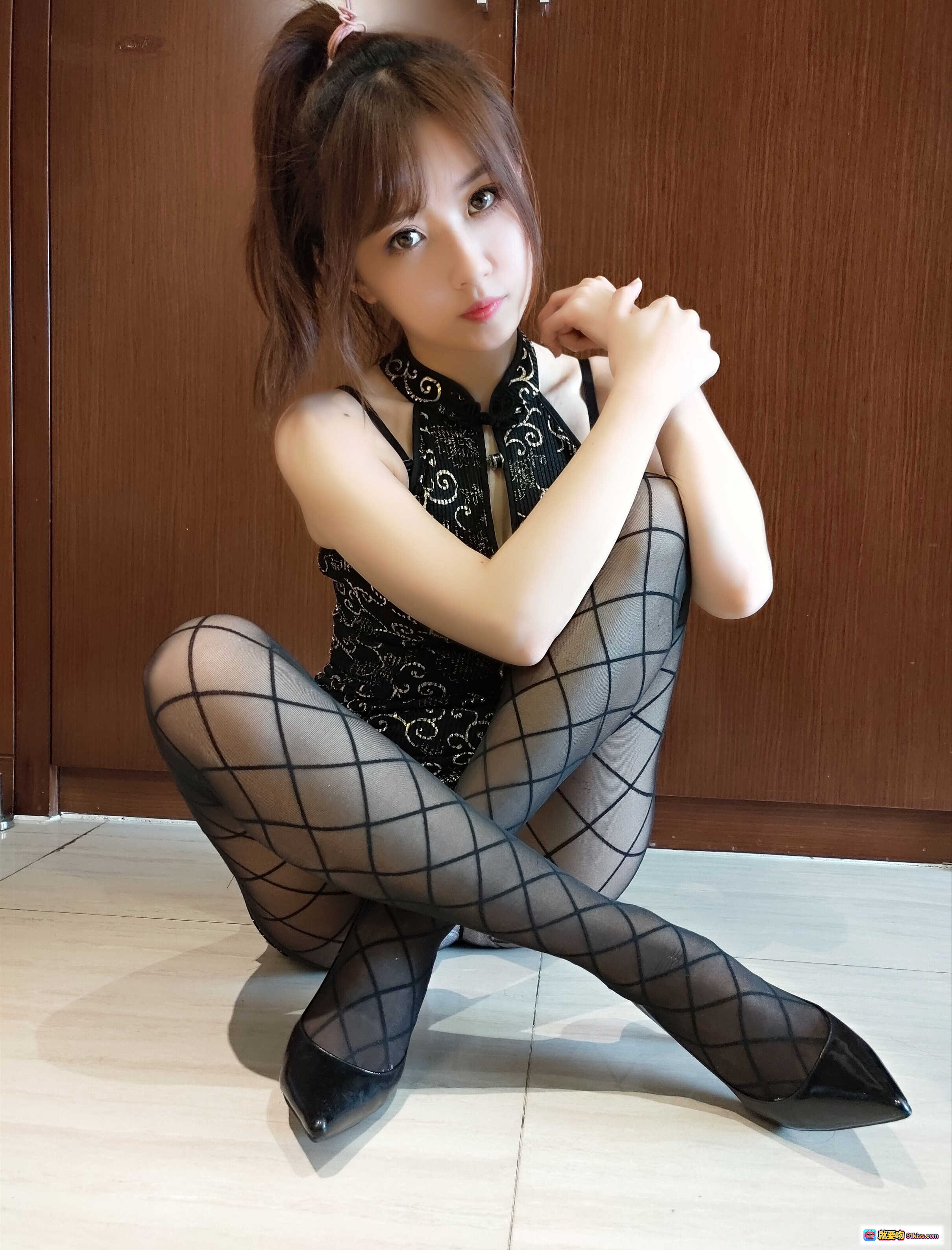 图片[7] - 小女巫露娜NO.019金丝旗袍搭配网格丝袜性感写真33P高清图集 - 就要吻