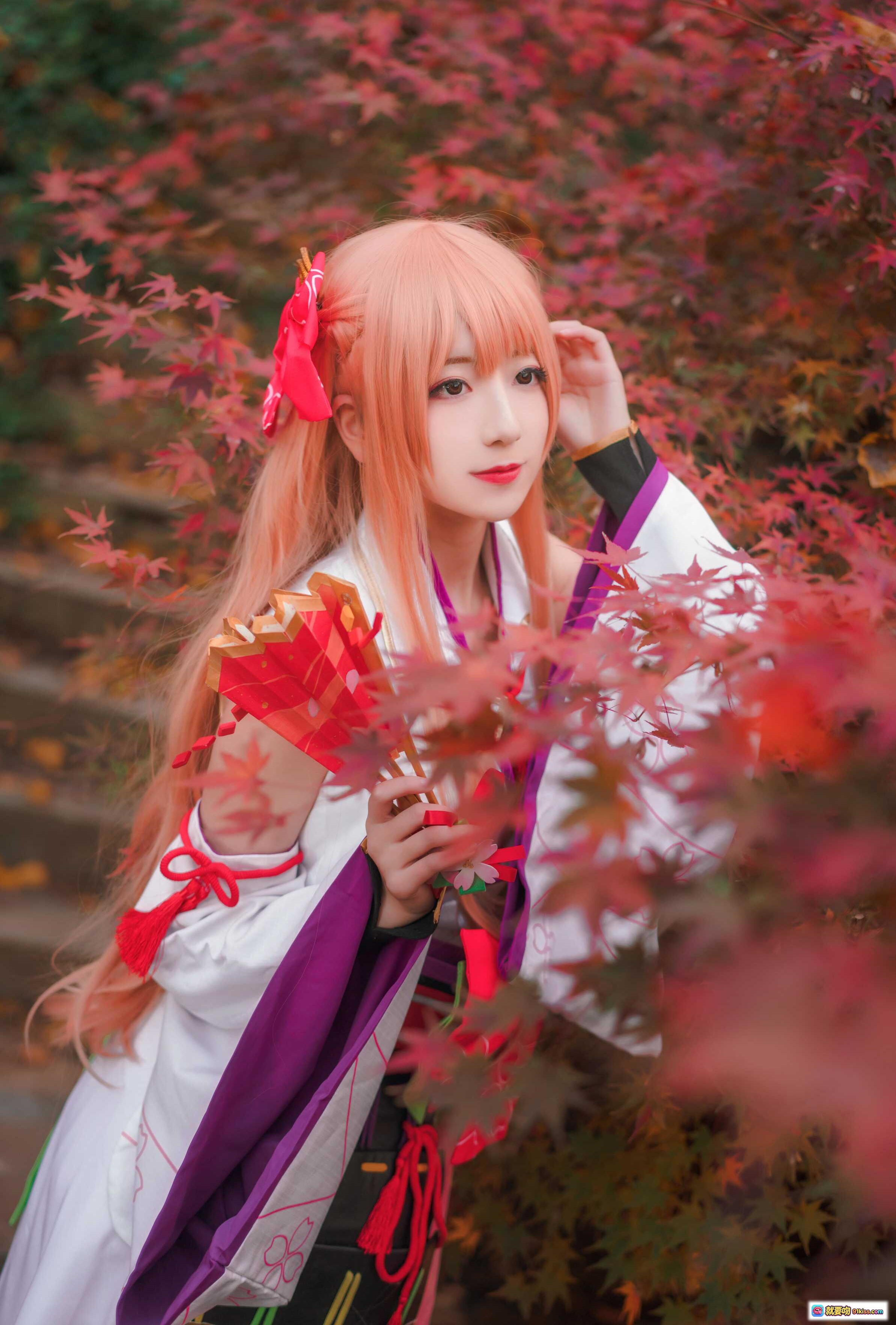 图片[2] - 弥音音NO.009 cosplay写真｜秋日枫叶背景｜和风少女造型｜粉色长发｜手持折扇｜唯美日系风格 - 就要吻