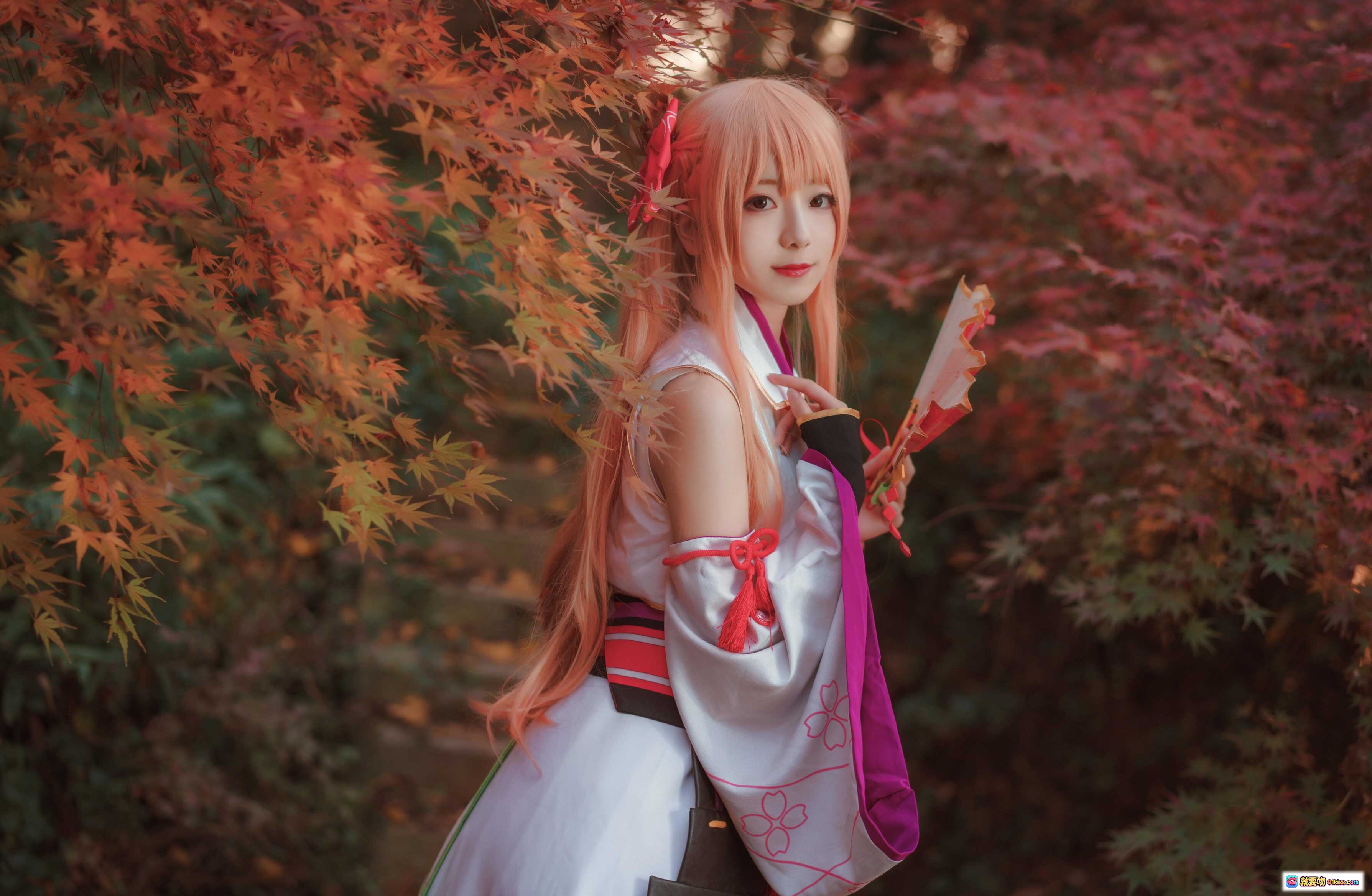 弥音音NO.009 cosplay写真｜秋日枫叶背景｜和风少女造型｜粉色长发｜手持折扇｜唯美日系风格 - 就要吻