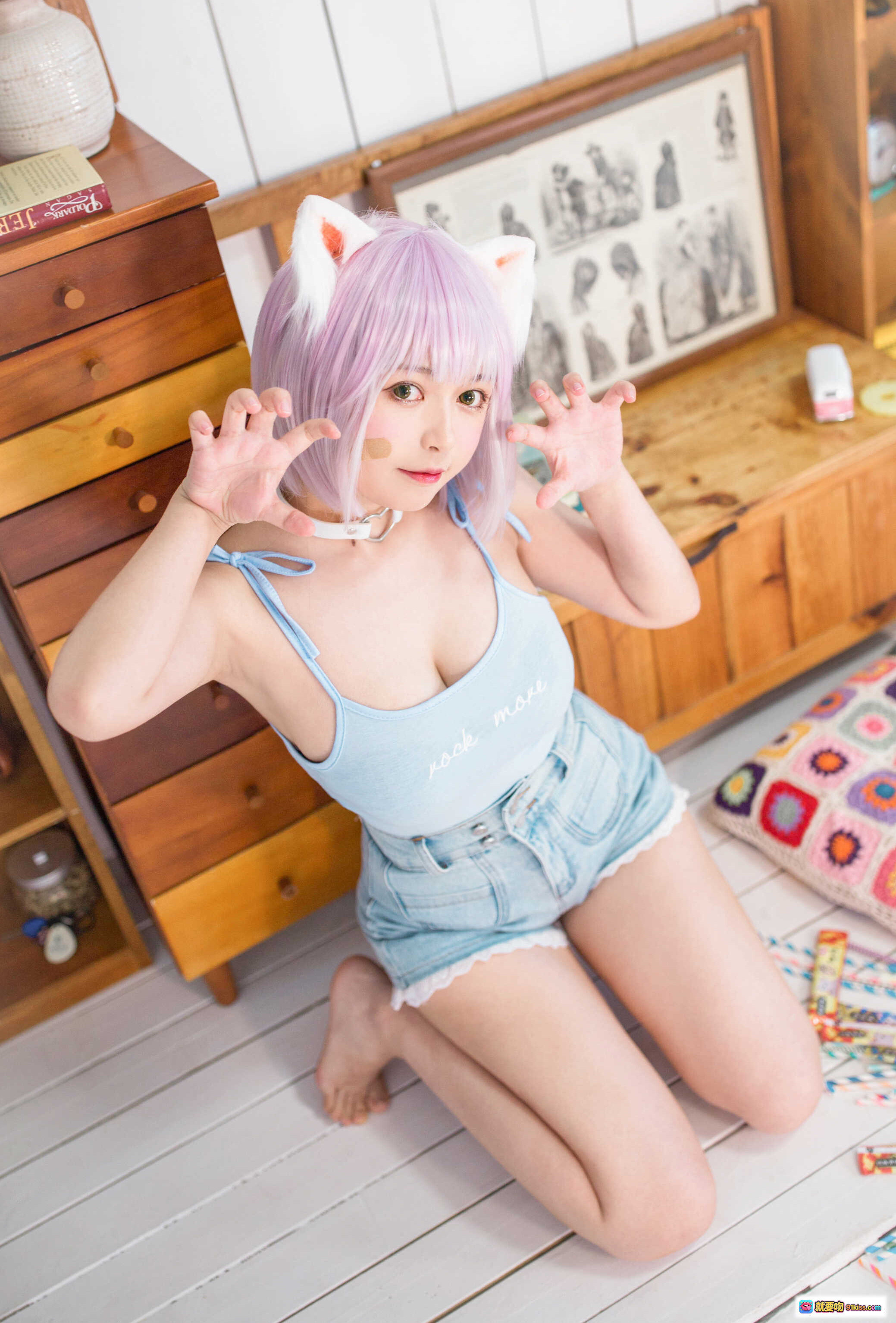 图片[10] - 黑猫猫OvO NO.027 养猫小课堂 cosplay 粉发猫耳少女 室内萌系写真 39P高清图集 甜美可爱风 棉麻家居场景 蓝色吊带牛仔短裤 二次元少女穿搭 - 就要吻