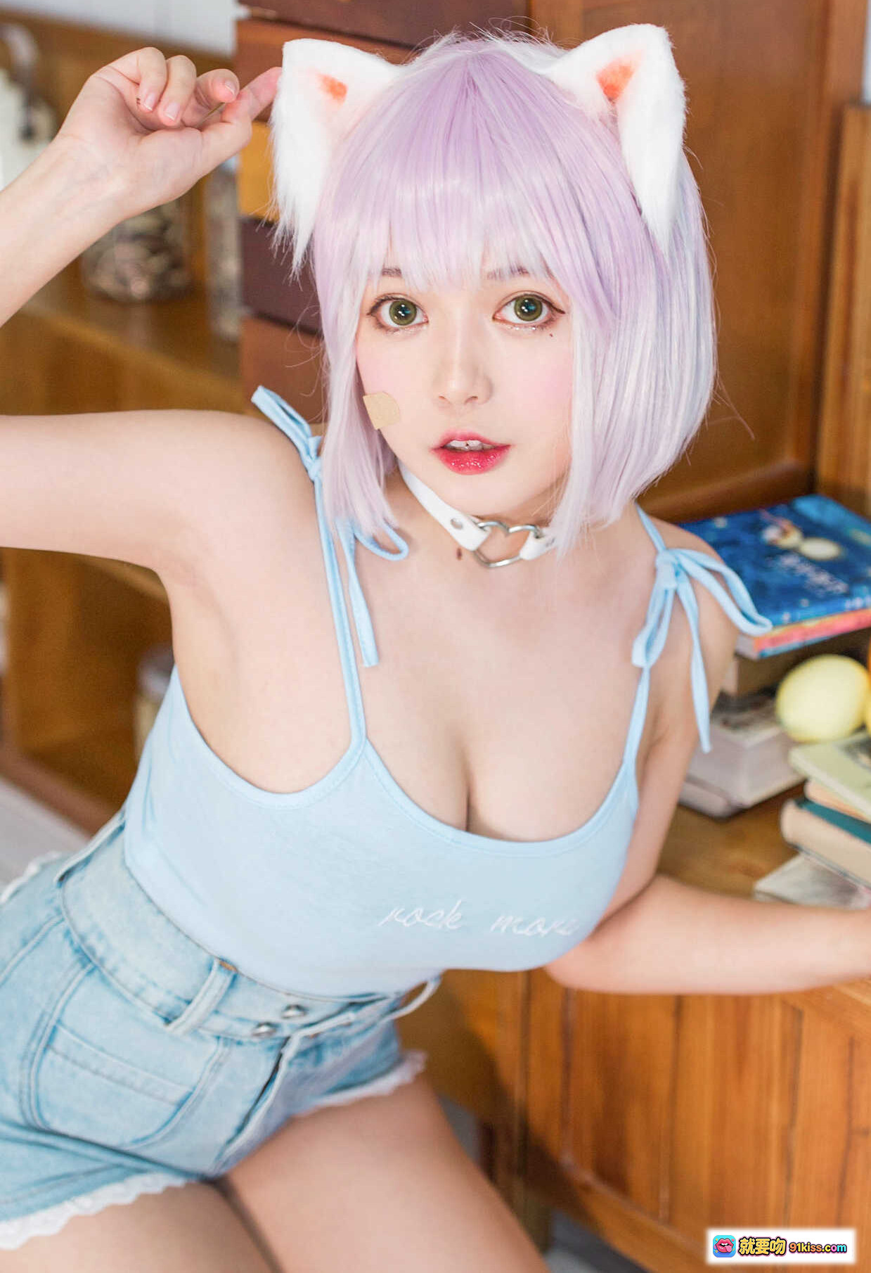 图片[3] - 黑猫猫OvO NO.027 养猫小课堂 cosplay 粉发猫耳少女 室内萌系写真 39P高清图集 甜美可爱风 棉麻家居场景 蓝色吊带牛仔短裤 二次元少女穿搭 - 就要吻