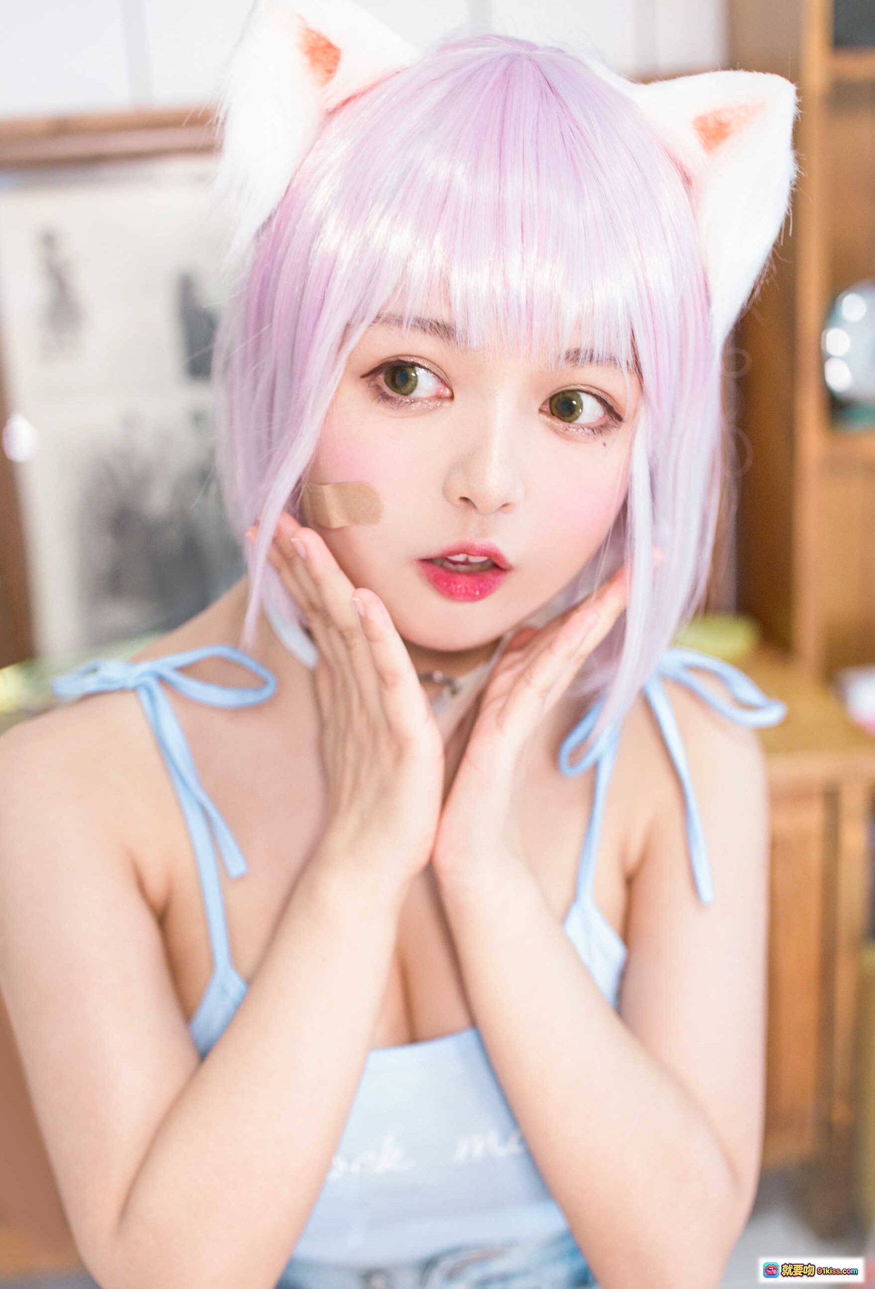 图片[9] - 黑猫猫OvO NO.027 养猫小课堂 cosplay 粉发猫耳少女 室内萌系写真 39P高清图集 甜美可爱风 棉麻家居场景 蓝色吊带牛仔短裤 二次元少女穿搭 - 就要吻