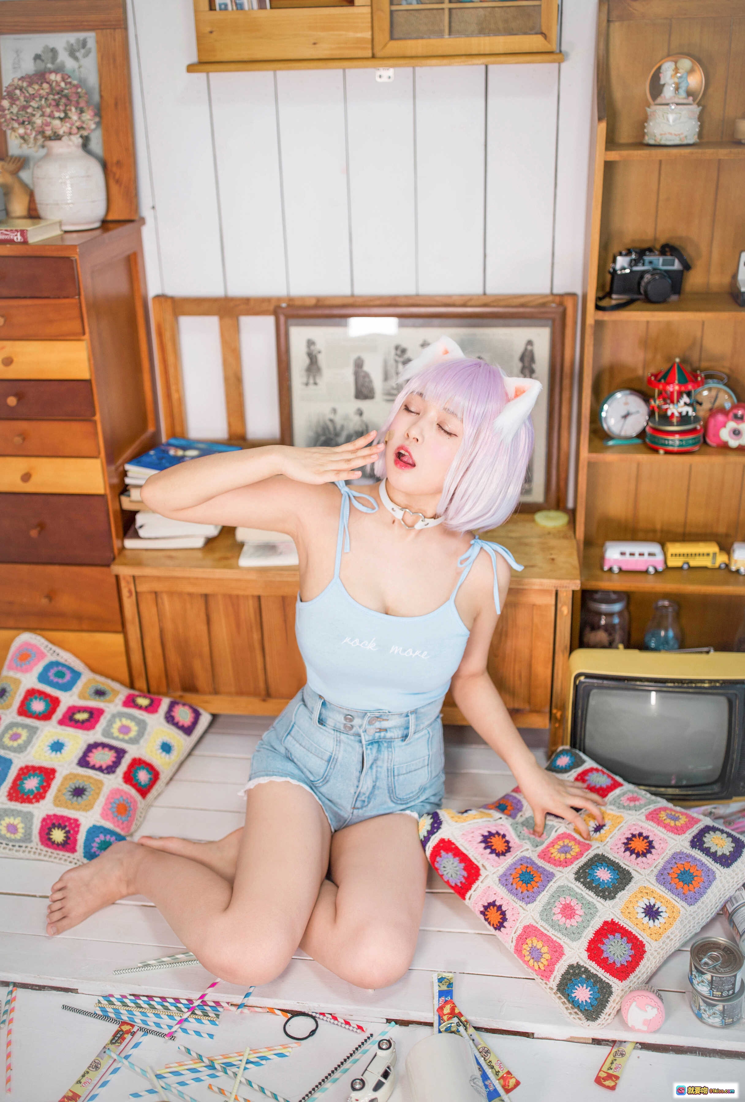 图片[7] - 黑猫猫OvO NO.027 养猫小课堂 cosplay 粉发猫耳少女 室内萌系写真 39P高清图集 甜美可爱风 棉麻家居场景 蓝色吊带牛仔短裤 二次元少女穿搭 - 就要吻