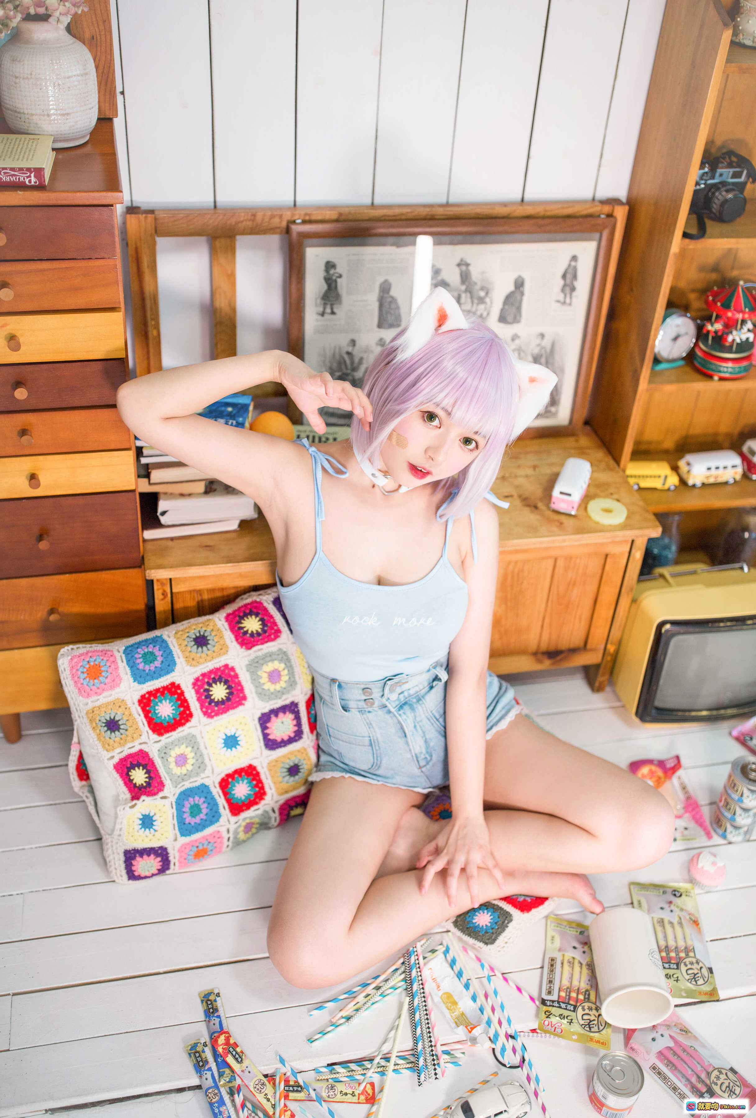 图片[4] - 黑猫猫OvO NO.027 养猫小课堂 cosplay 粉发猫耳少女 室内萌系写真 39P高清图集 甜美可爱风 棉麻家居场景 蓝色吊带牛仔短裤 二次元少女穿搭 - 就要吻