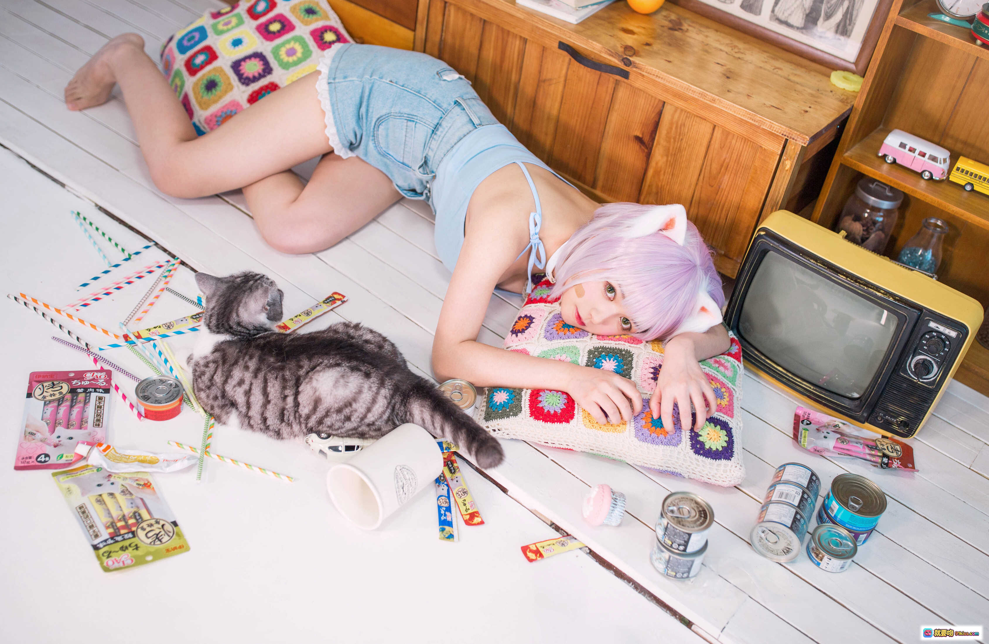 图片[5] - 黑猫猫OvO NO.027 养猫小课堂 cosplay 粉发猫耳少女 室内萌系写真 39P高清图集 甜美可爱风 棉麻家居场景 蓝色吊带牛仔短裤 二次元少女穿搭 - 就要吻