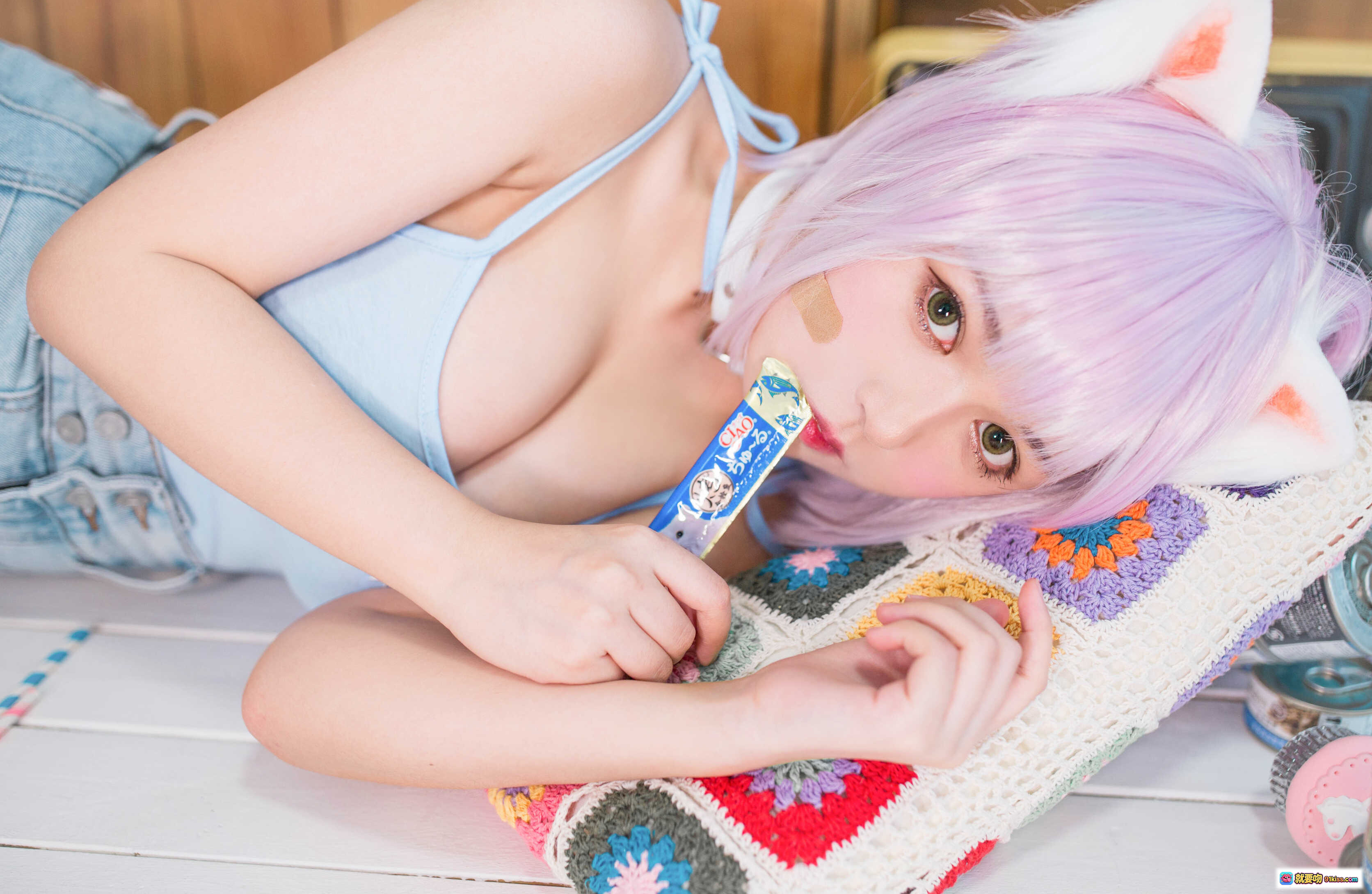 图片[6] - 黑猫猫OvO NO.027 养猫小课堂 cosplay 粉发猫耳少女 室内萌系写真 39P高清图集 甜美可爱风 棉麻家居场景 蓝色吊带牛仔短裤 二次元少女穿搭 - 就要吻