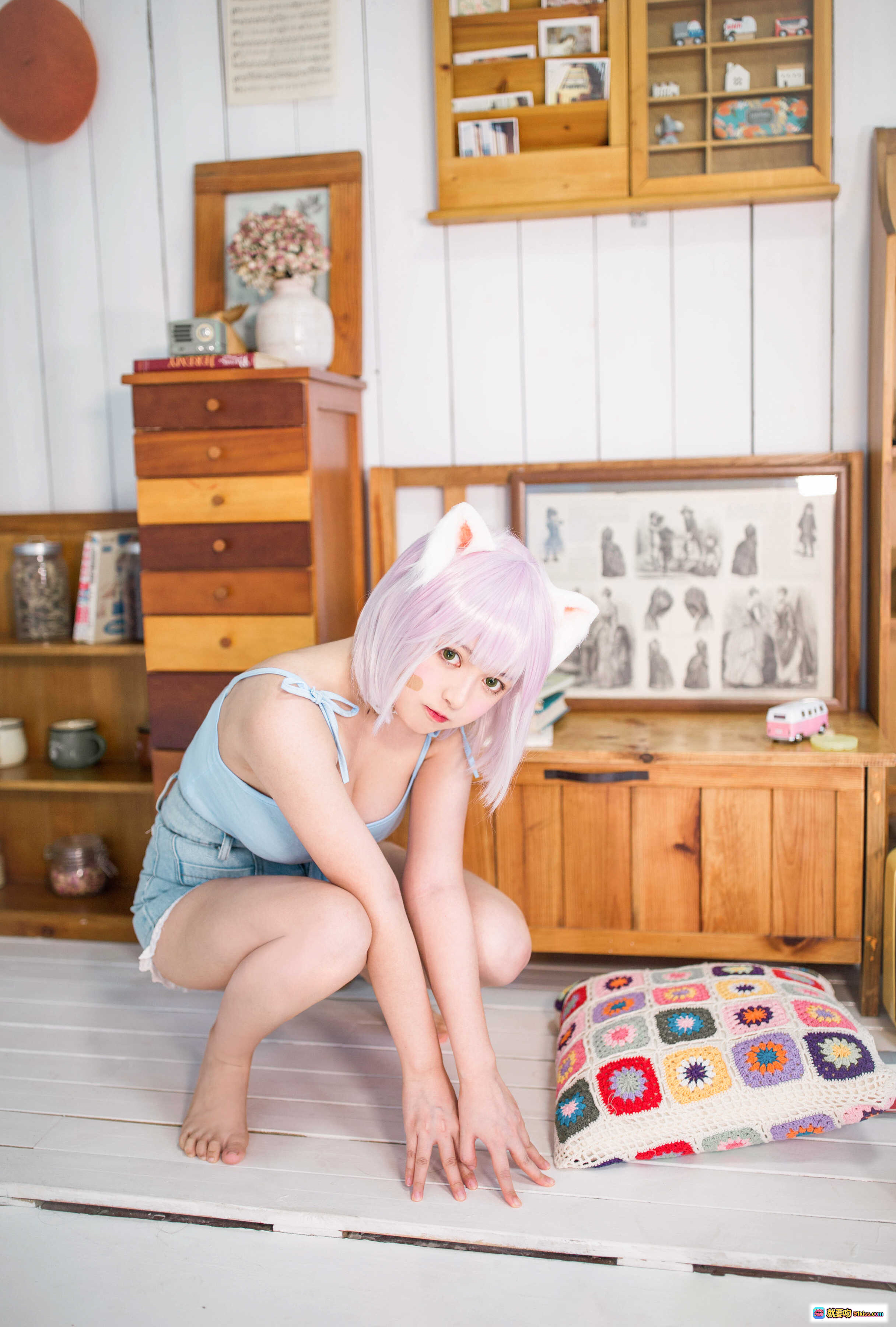 图片[8] - 黑猫猫OvO NO.027 养猫小课堂 cosplay 粉发猫耳少女 室内萌系写真 39P高清图集 甜美可爱风 棉麻家居场景 蓝色吊带牛仔短裤 二次元少女穿搭 - 就要吻