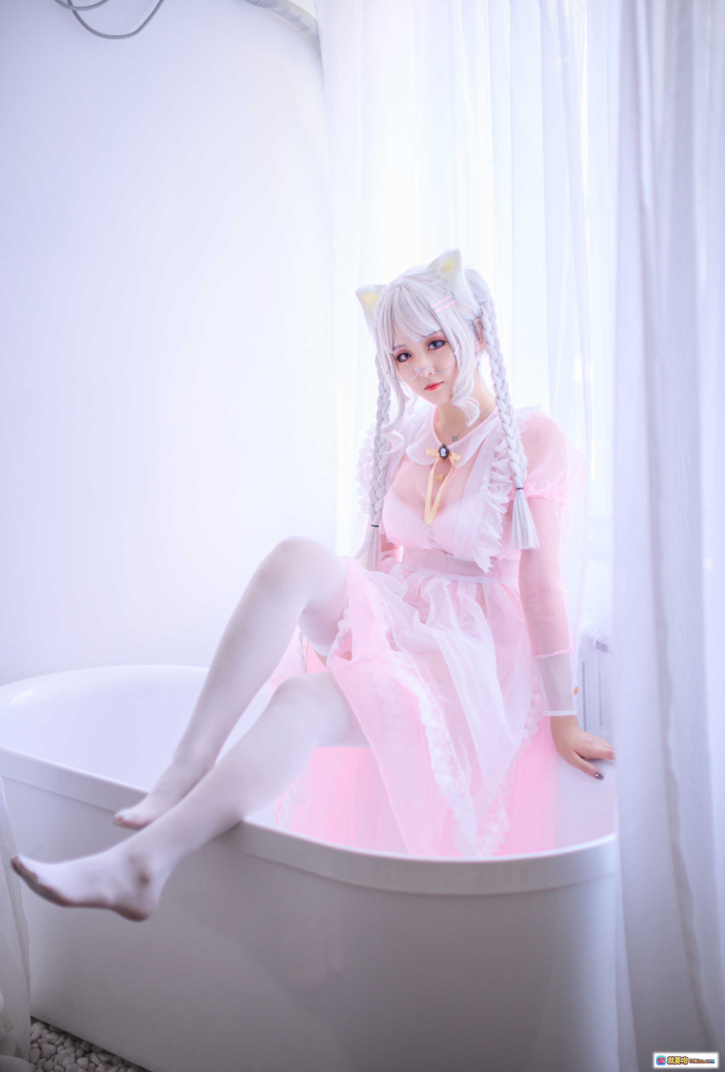 秋楚楚粉色透明女仆cos写真 | 白发双马尾猫耳少女 | 浴缸私房美图 | 21P高清图集 - 就要吻