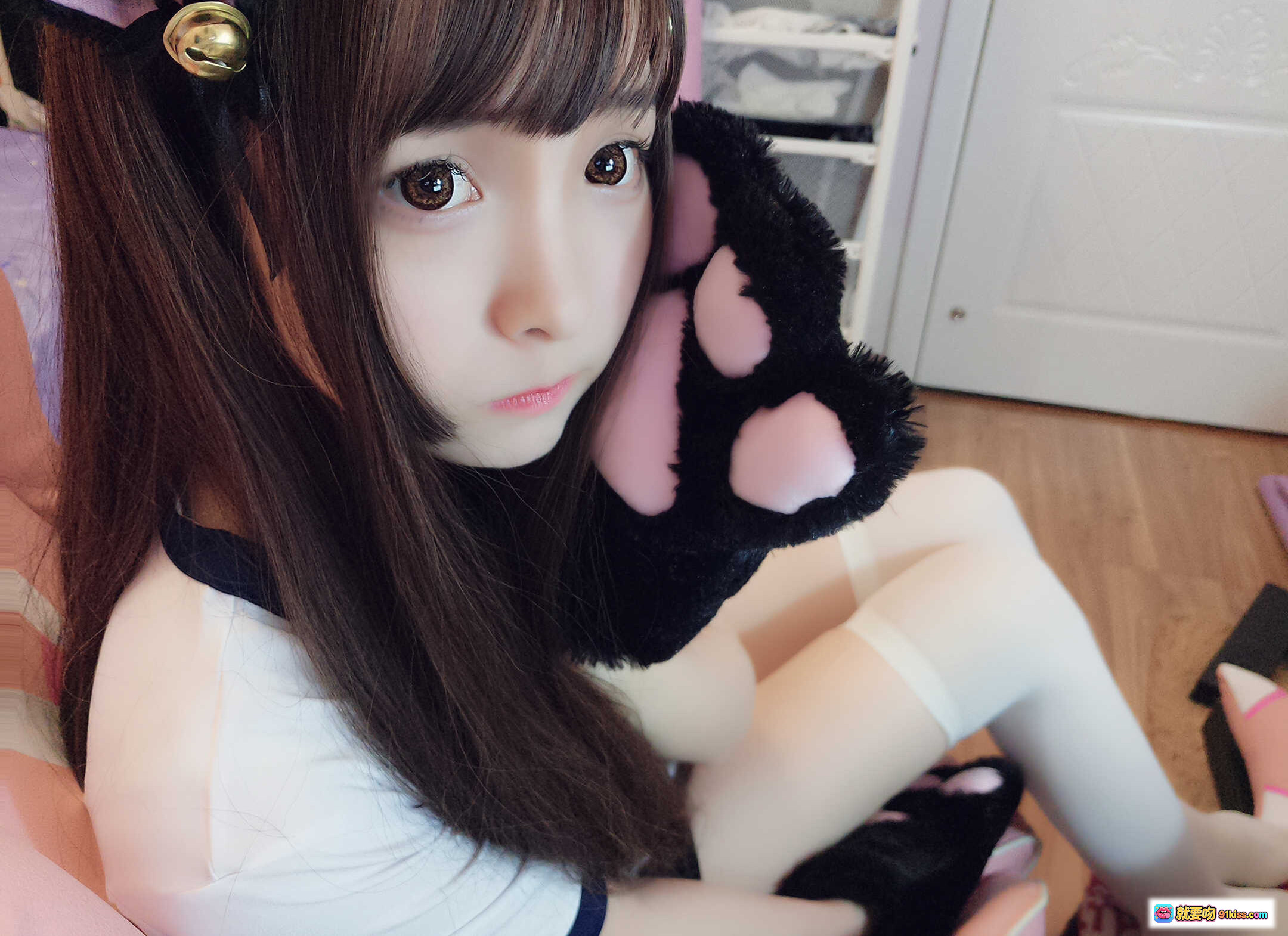 图片[1] - 古川NO.018猫耳体操写真 甜美少女猫耳发饰黑粉爪套白丝美腿可爱风室内私房照 - 就要吻