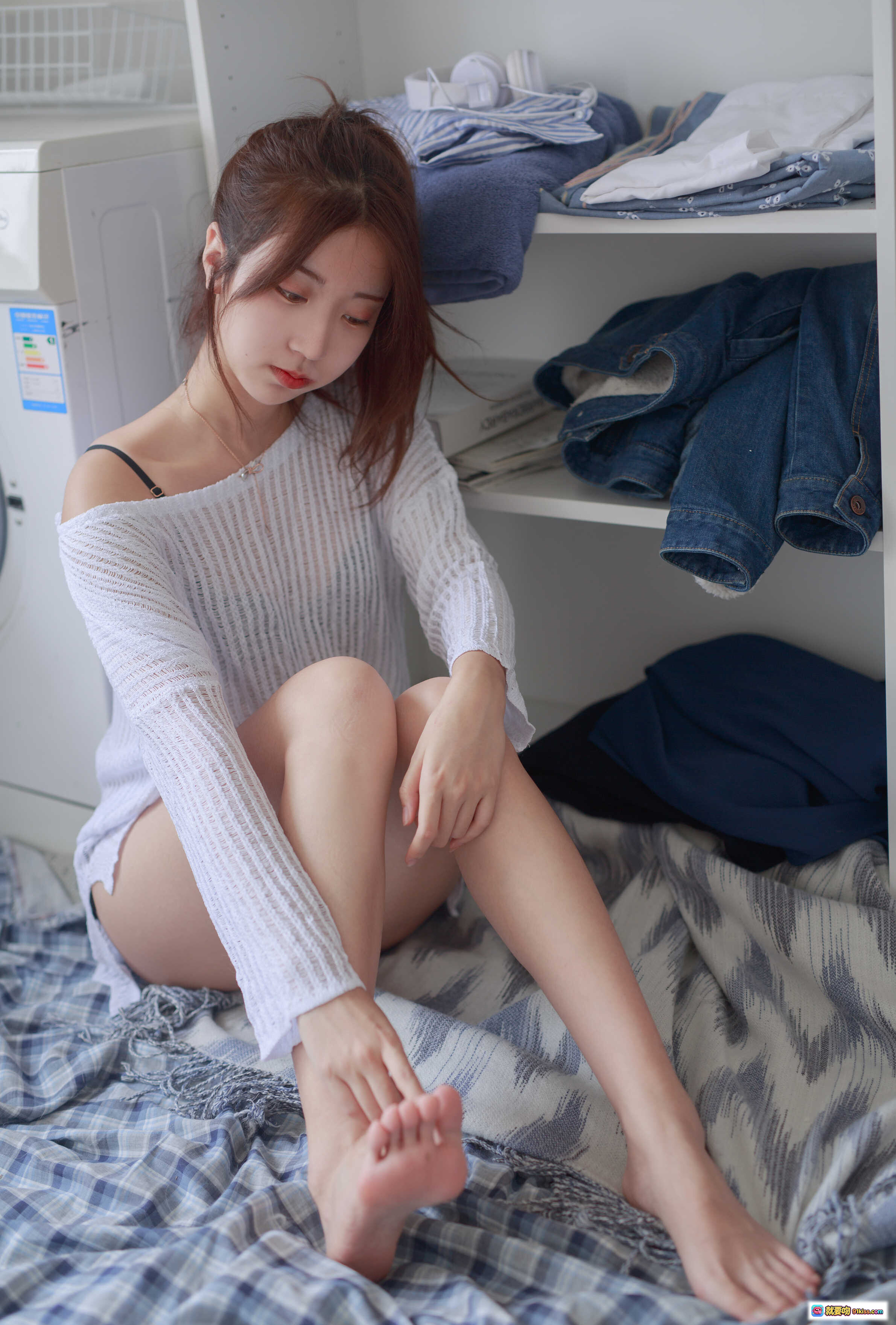 图片[9] - 黑川NO.049白色洞洞毛衣写真 | 甜美少女居家洗衣场景 | 透视针织衫搭配水手服 | 高清50P私房美图 - 就要吻