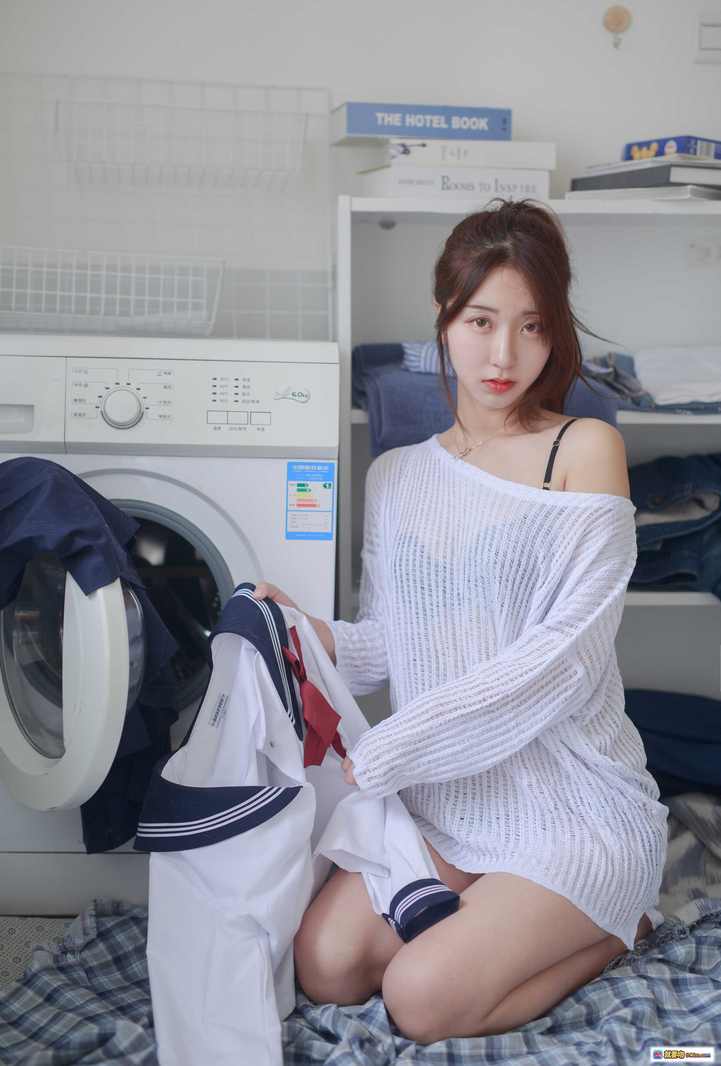 黑川NO.049白色洞洞毛衣写真 | 甜美少女居家洗衣场景 | 透视针织衫搭配水手服 | 高清50P私房美图 - 就要吻