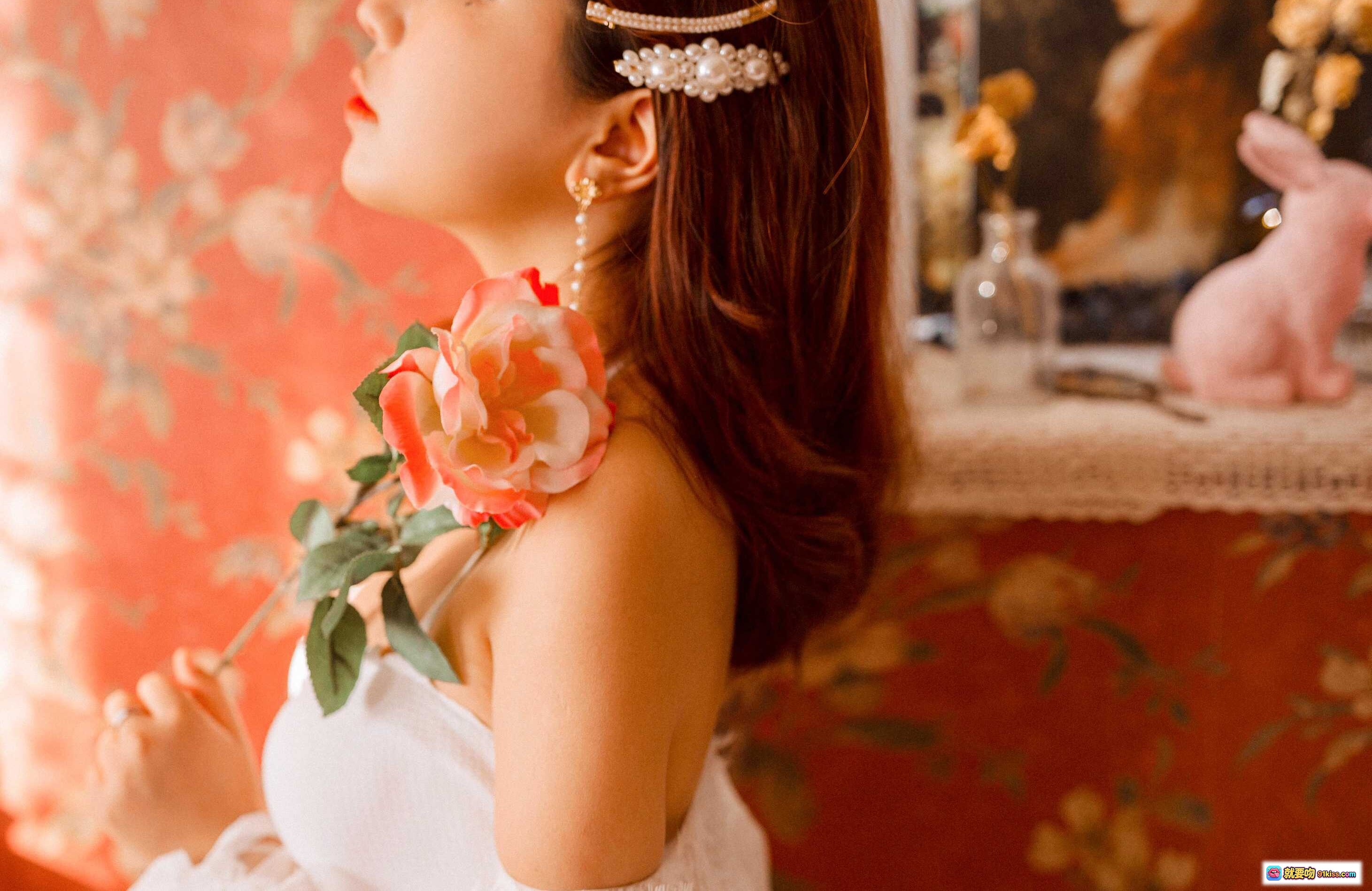 图片[5] - 穆零Mu0 NO.23 春暖花开写真｜白色蕾丝睡衣+珍珠发夹+粉色毛球耳环+复古手持镜优雅少女风 - 就要吻