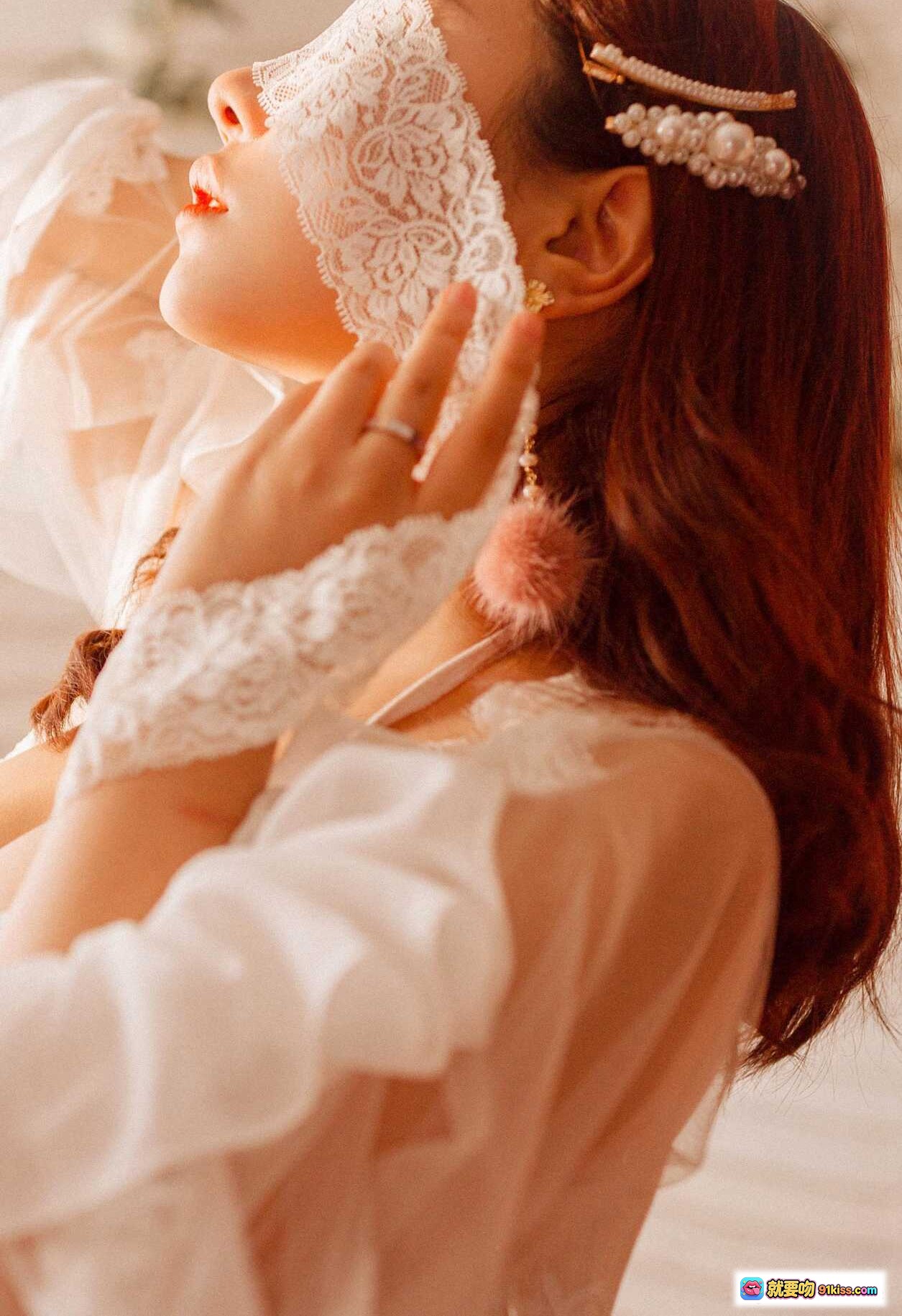 图片[7] - 穆零Mu0 NO.23 春暖花开写真｜白色蕾丝睡衣+珍珠发夹+粉色毛球耳环+复古手持镜优雅少女风 - 就要吻