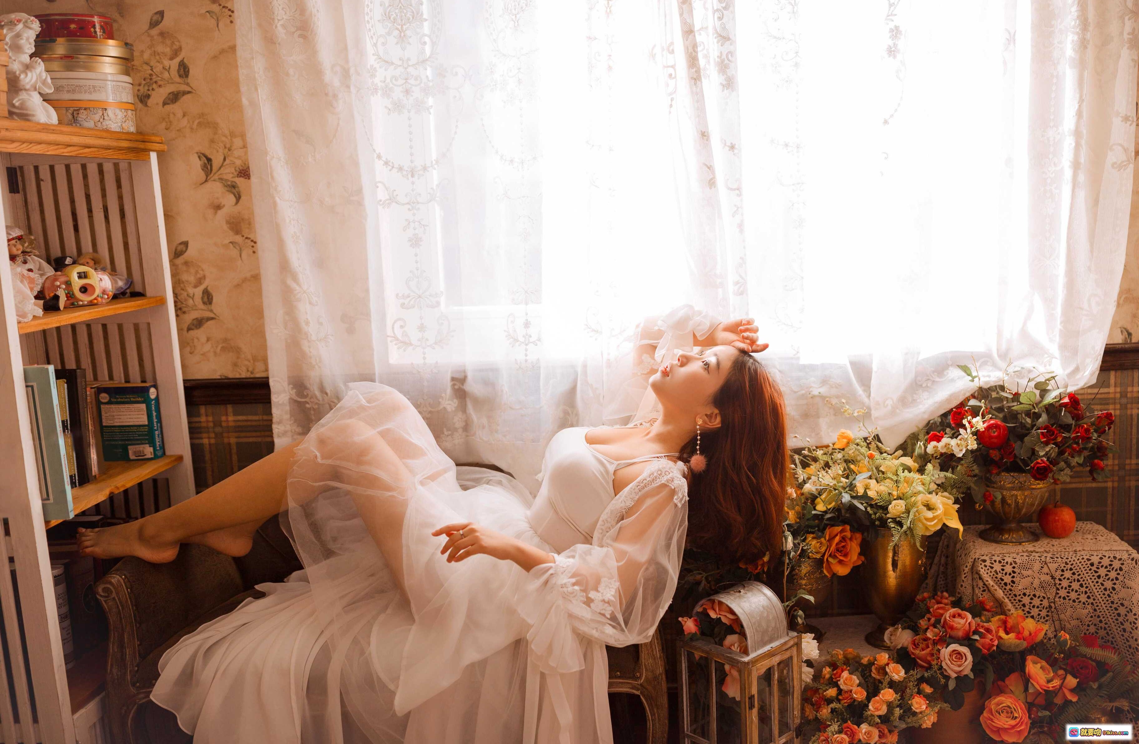 图片[8] - 穆零Mu0 NO.23 春暖花开写真｜白色蕾丝睡衣+珍珠发夹+粉色毛球耳环+复古手持镜优雅少女风 - 就要吻