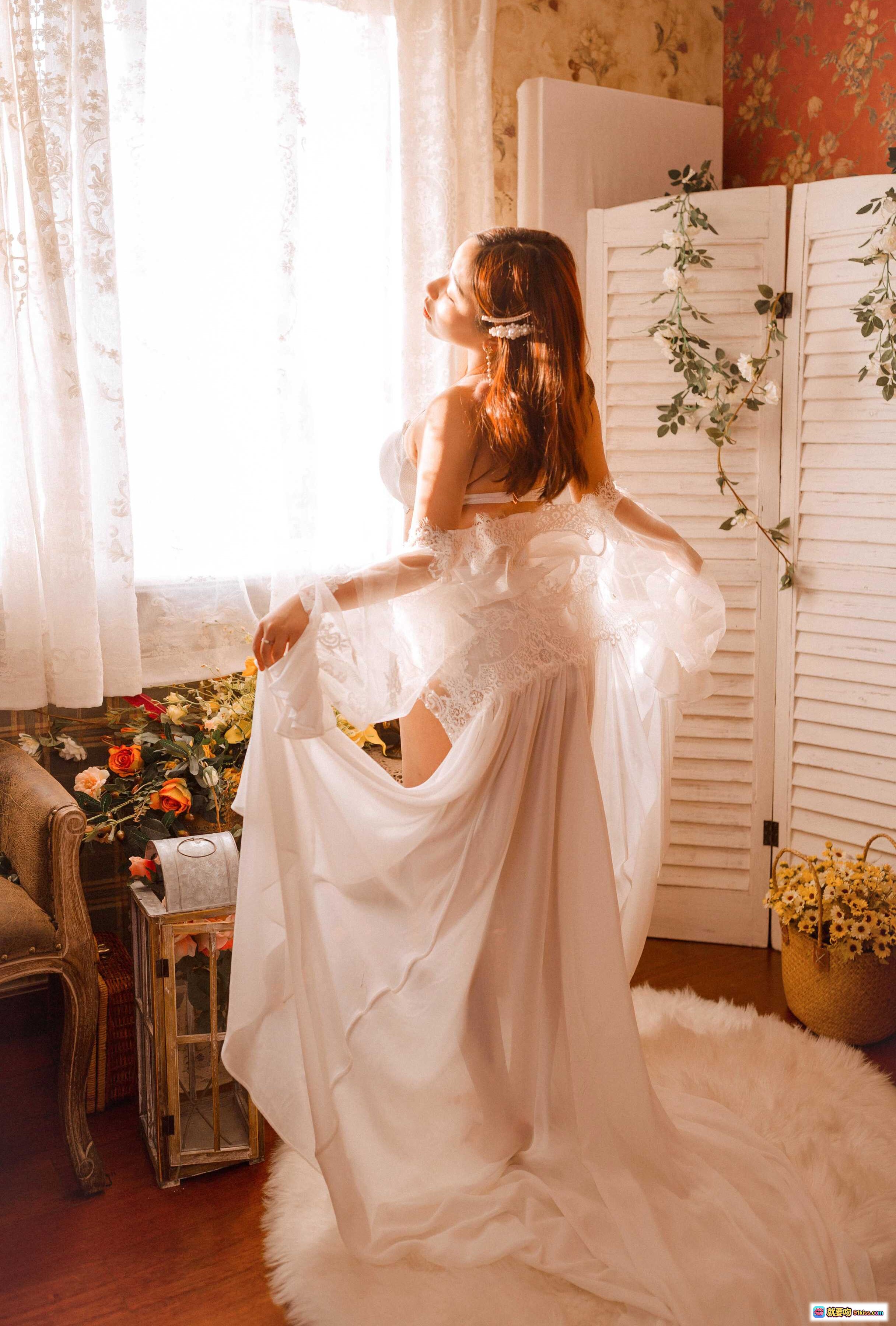 图片[9] - 穆零Mu0 NO.23 春暖花开写真｜白色蕾丝睡衣+珍珠发夹+粉色毛球耳环+复古手持镜优雅少女风 - 就要吻