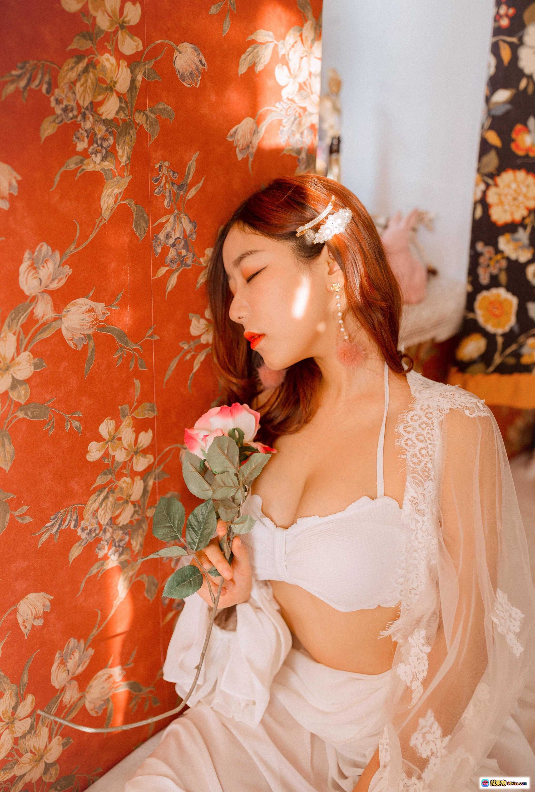 图片[2] - 穆零Mu0 NO.23 春暖花开写真｜白色蕾丝睡衣+珍珠发夹+粉色毛球耳环+复古手持镜优雅少女风 - 就要吻