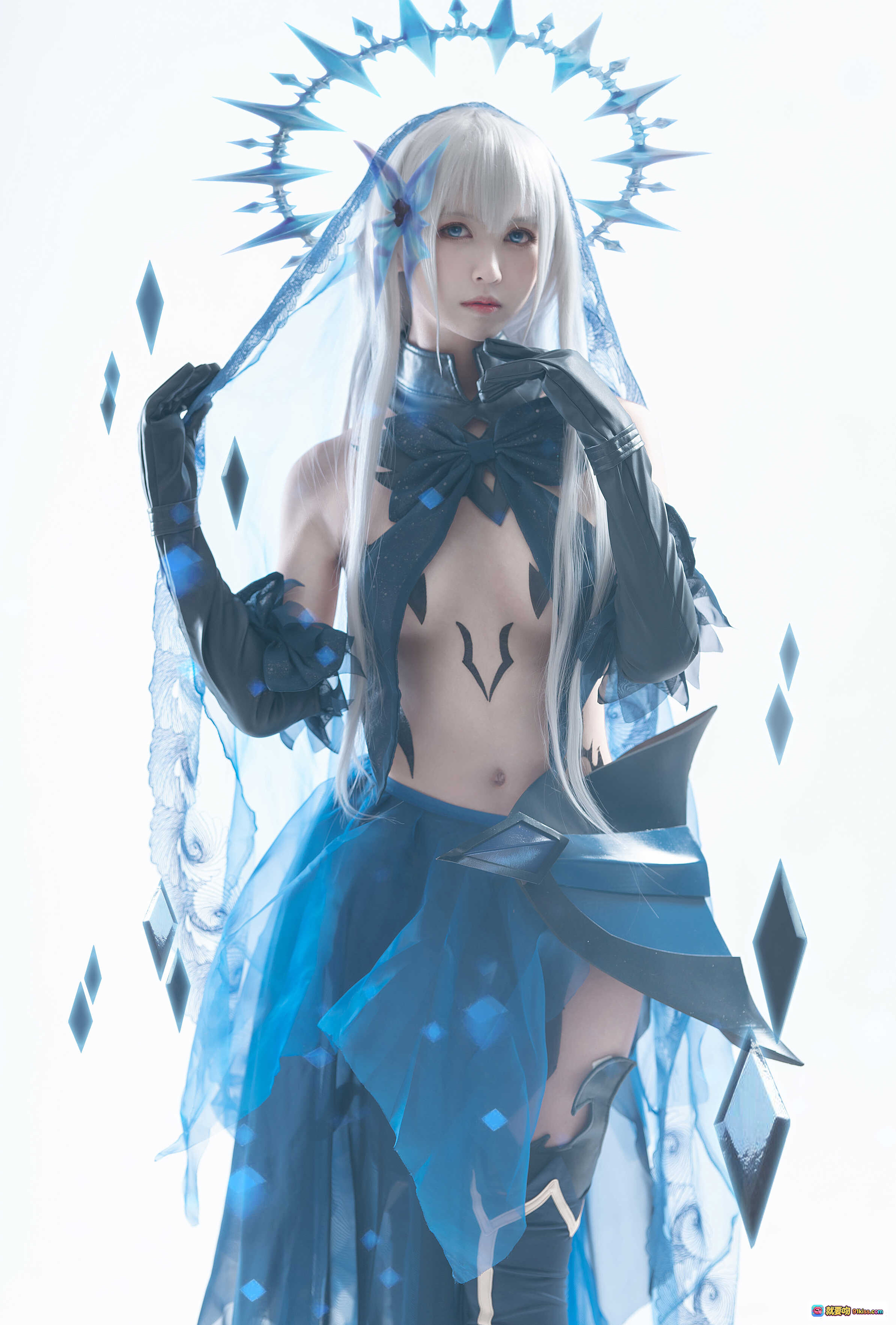 鳗鱼霏儿NO.038狂三折纸Cosplay写真｜蓝白系华丽服饰+冰晶光环+神秘符文+精致妆容+高还原度角色扮演 - 就要吻
