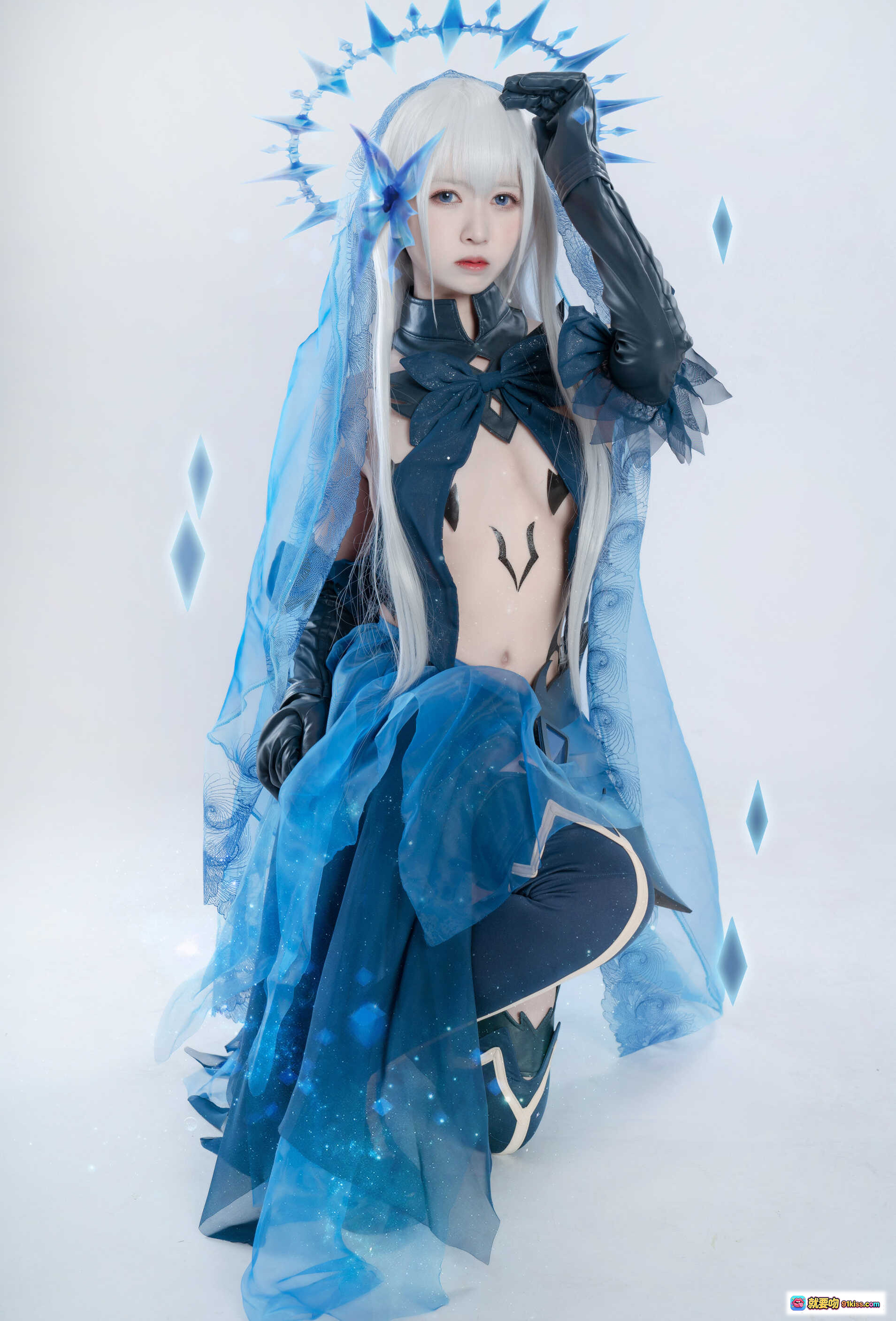 图片[4] - 鳗鱼霏儿NO.038狂三折纸Cosplay写真｜蓝白系华丽服饰+冰晶光环+神秘符文+精致妆容+高还原度角色扮演 - 就要吻