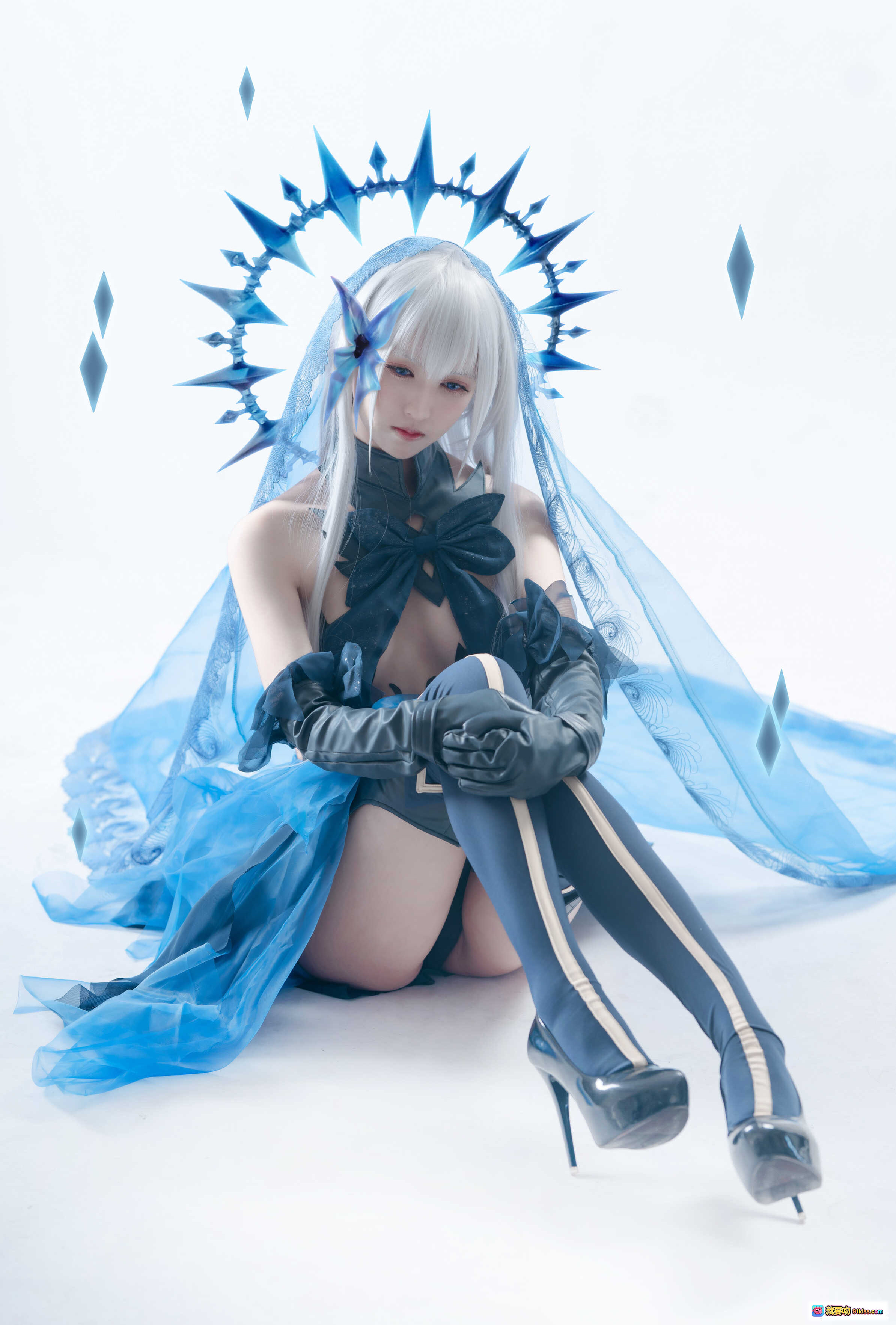 图片[2] - 鳗鱼霏儿NO.038狂三折纸Cosplay写真｜蓝白系华丽服饰+冰晶光环+神秘符文+精致妆容+高还原度角色扮演 - 就要吻