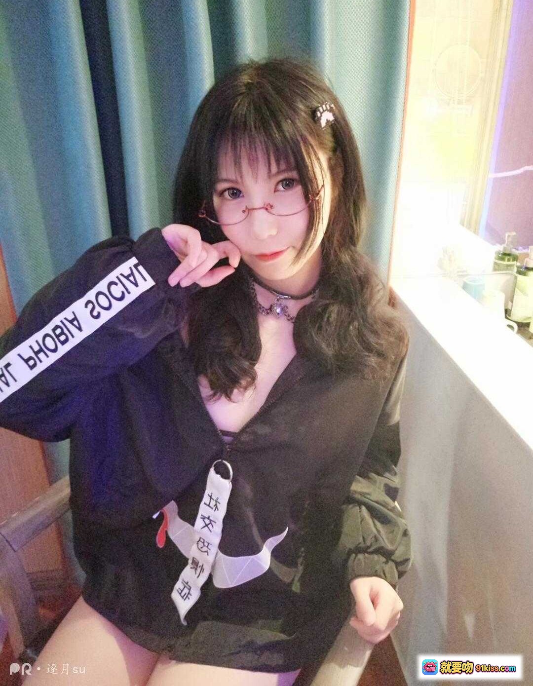 图片[10] - 逐月SU社交恐惧症写真｜黑衣露肩造型+眼镜少女风+颈链装饰+室内私房氛围感 - 就要吻