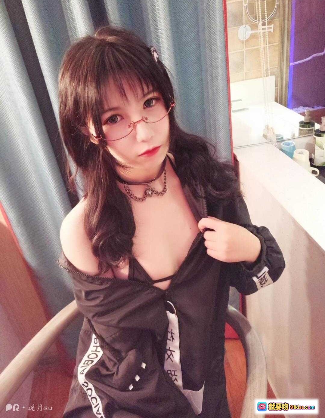 图片[1] - 逐月SU社交恐惧症写真｜黑衣露肩造型+眼镜少女风+颈链装饰+室内私房氛围感 - 就要吻