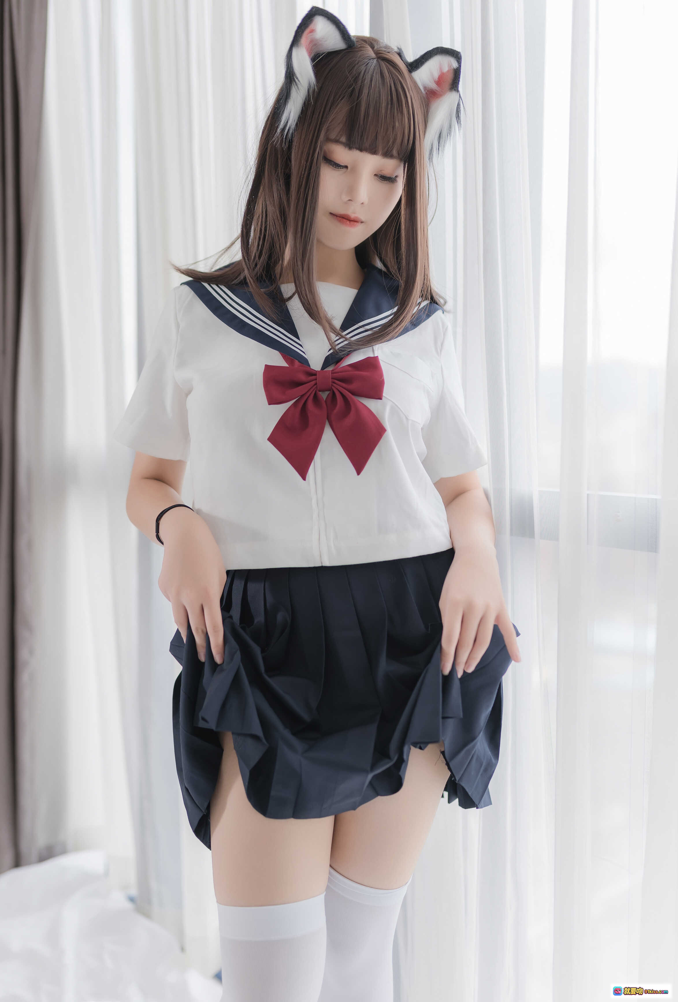 图片[5] - 蜜汁猫裘NO.005猫耳JK写真 白色过膝袜深蓝百褶裙少女姿态 床上纯欲风摄影40P高清图集 - 就要吻