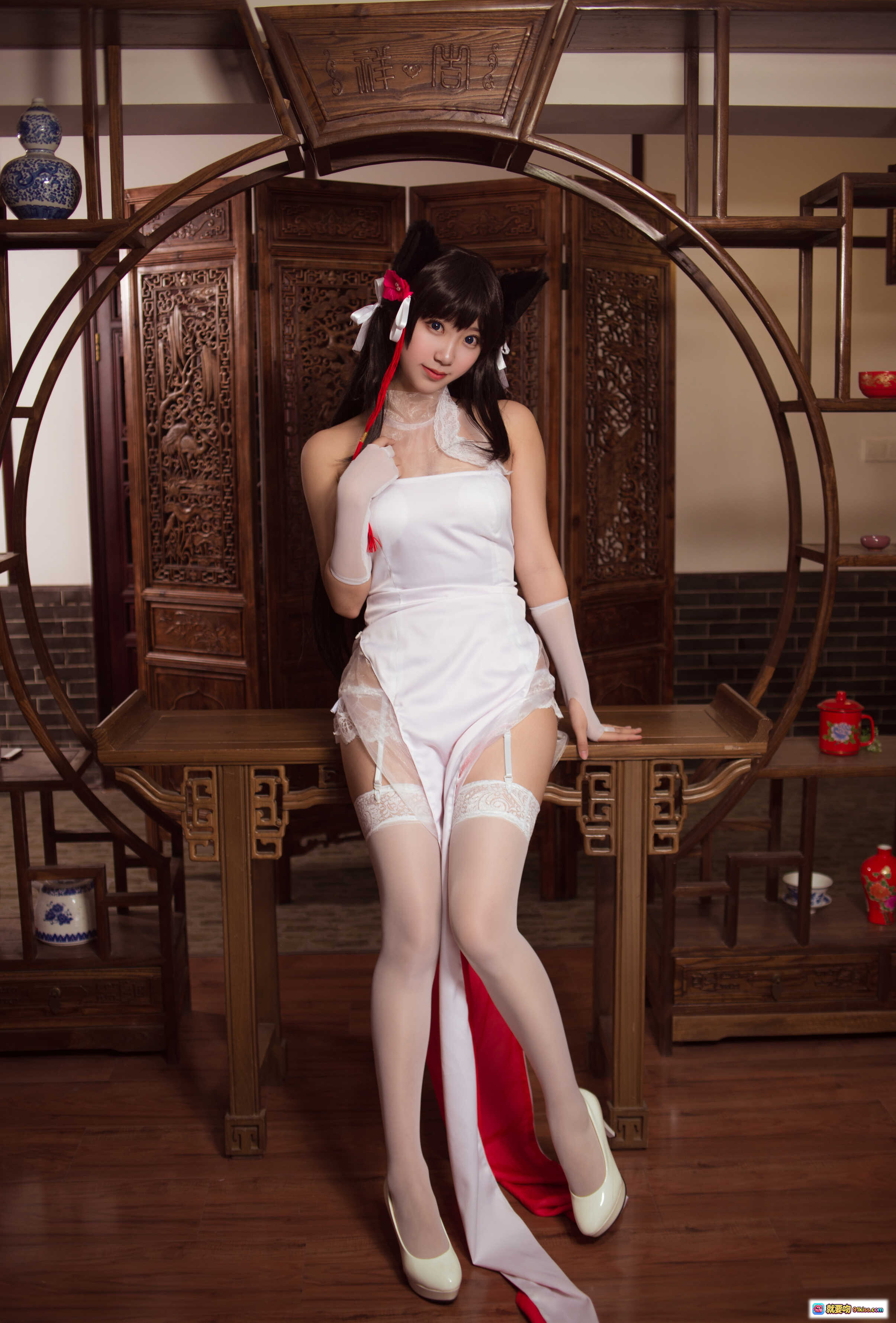 黑川NO.005獒犬旗袍写真｜白丝蕾丝吊带裙+猫耳发饰+古典中式屏风背景｜23P高清图集 - 就要吻