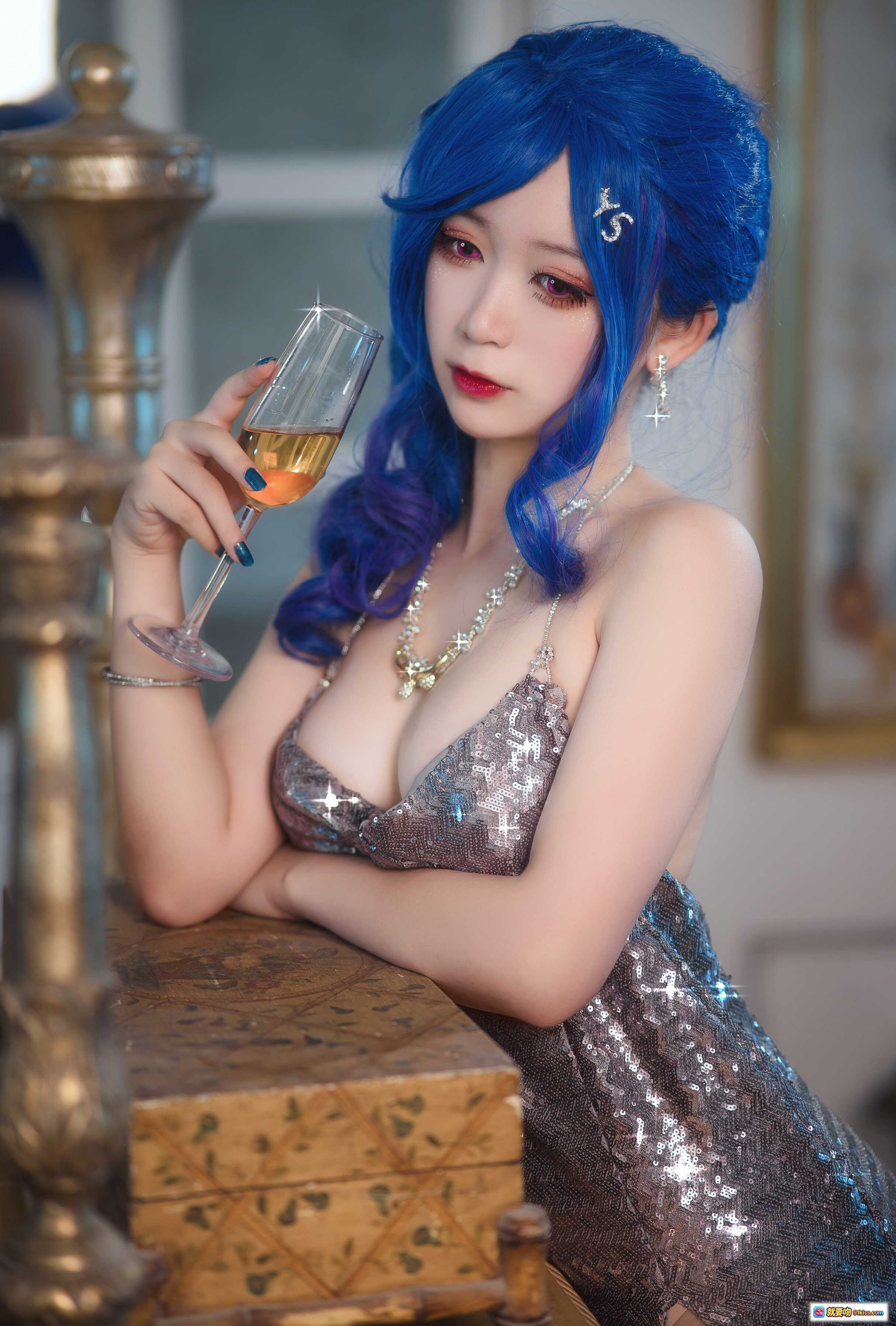 图片[4] - 樱落酱NO.019圣路易斯礼服Cosplay蓝发美女持香槟杯奢华沙发写真24P高清图集 - 就要吻