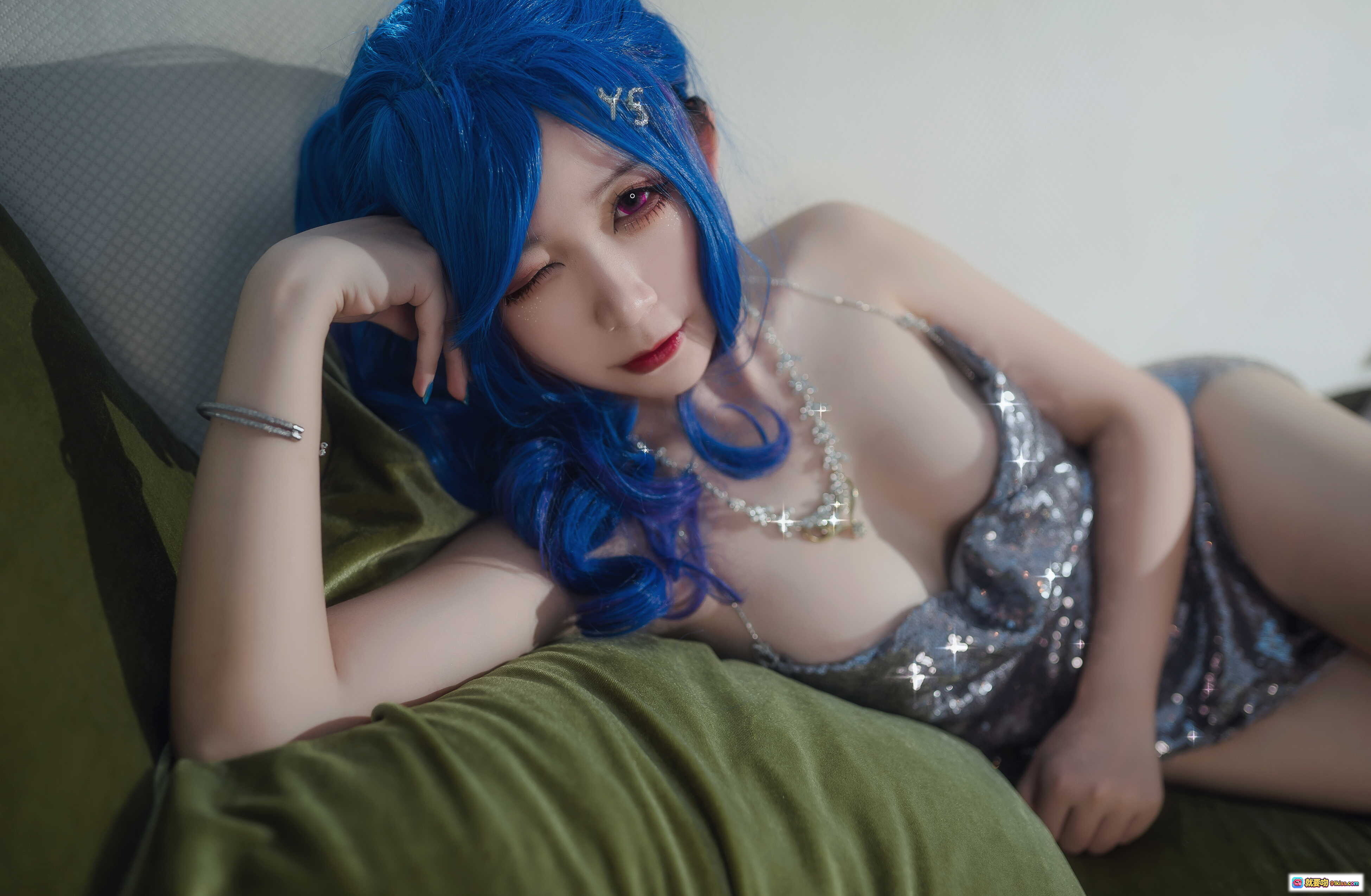 图片[5] - 樱落酱NO.019圣路易斯礼服Cosplay蓝发美女持香槟杯奢华沙发写真24P高清图集 - 就要吻