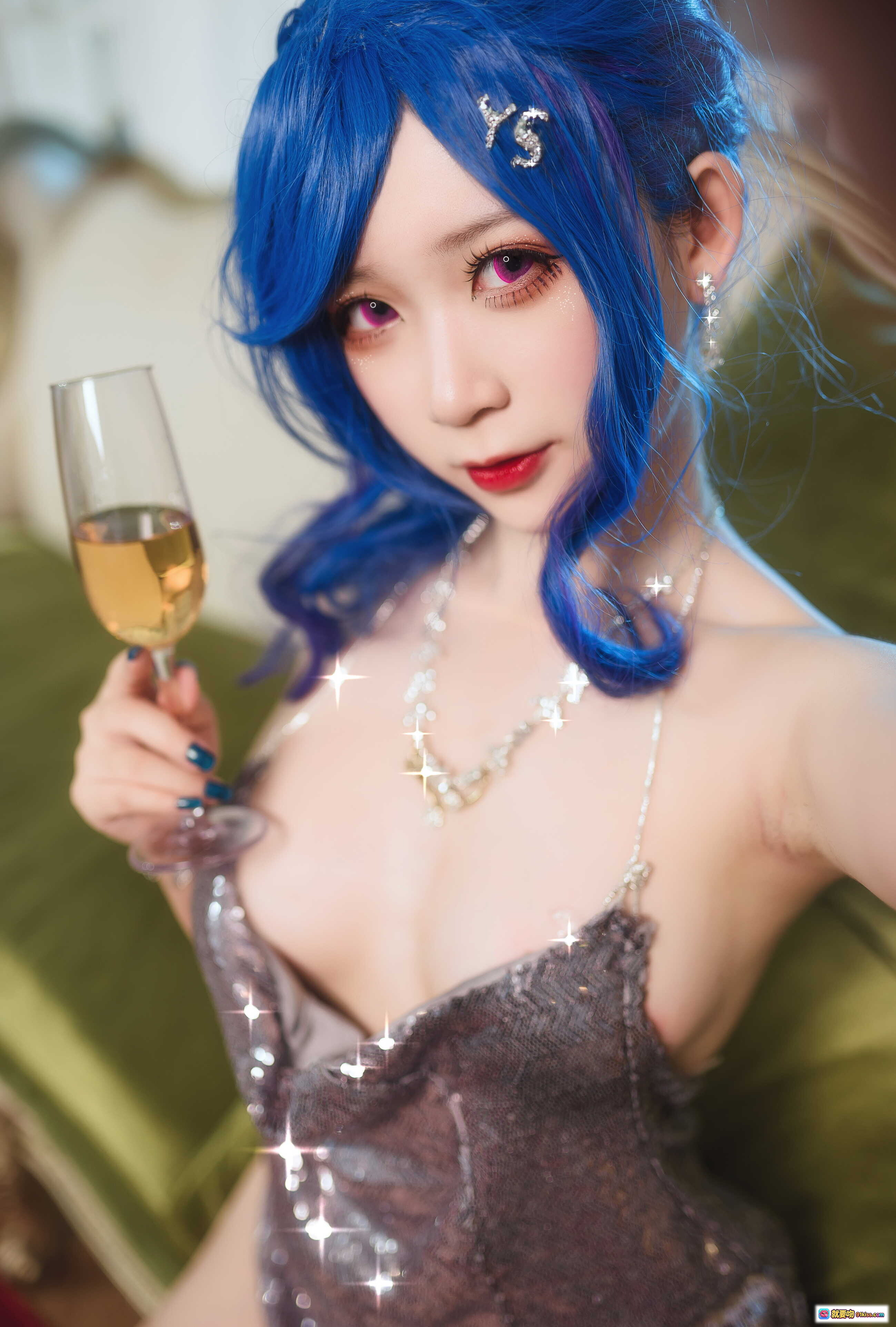 图片[6] - 樱落酱NO.019圣路易斯礼服Cosplay蓝发美女持香槟杯奢华沙发写真24P高清图集 - 就要吻