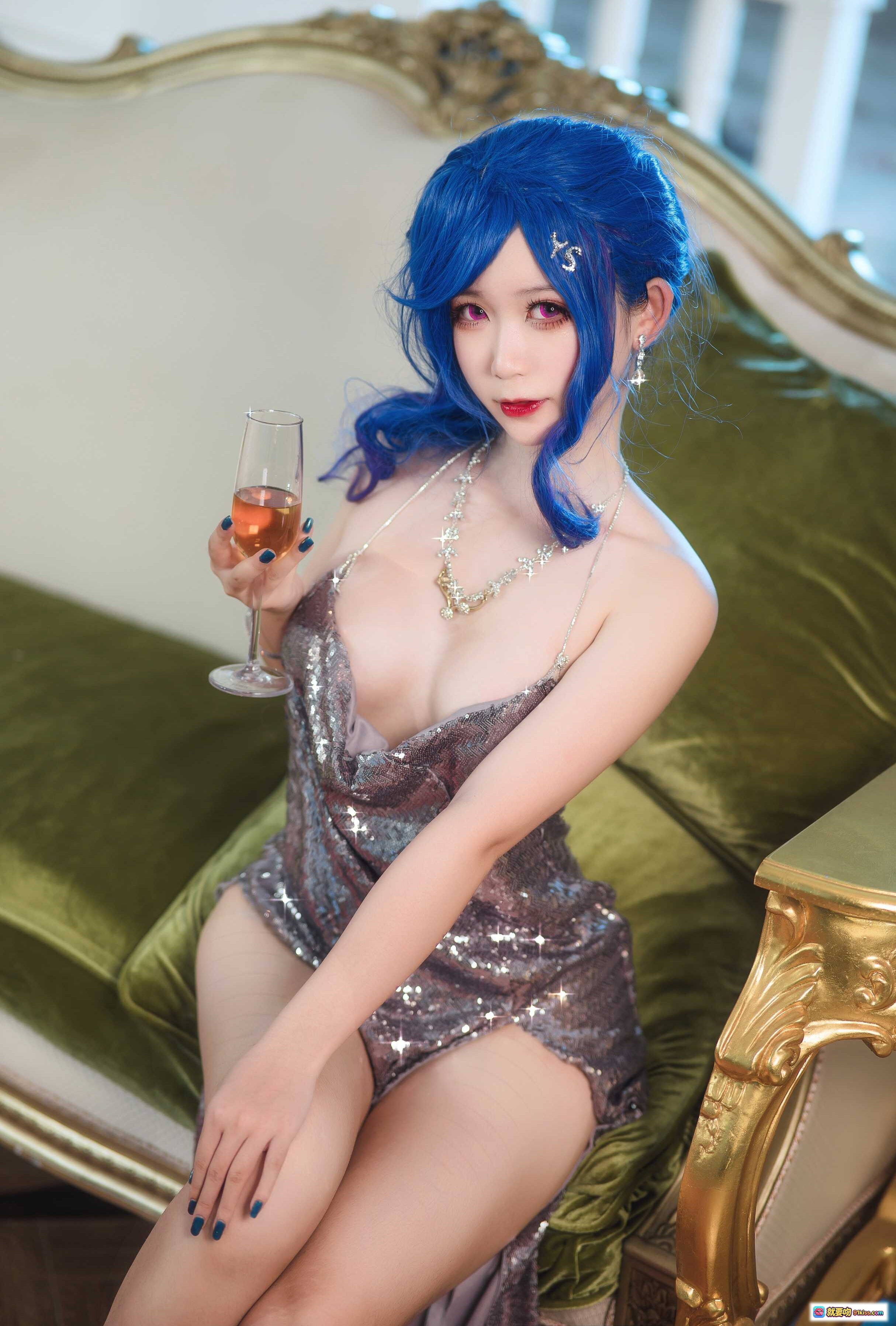 图片[1] - 樱落酱NO.019圣路易斯礼服Cosplay蓝发美女持香槟杯奢华沙发写真24P高清图集 - 就要吻