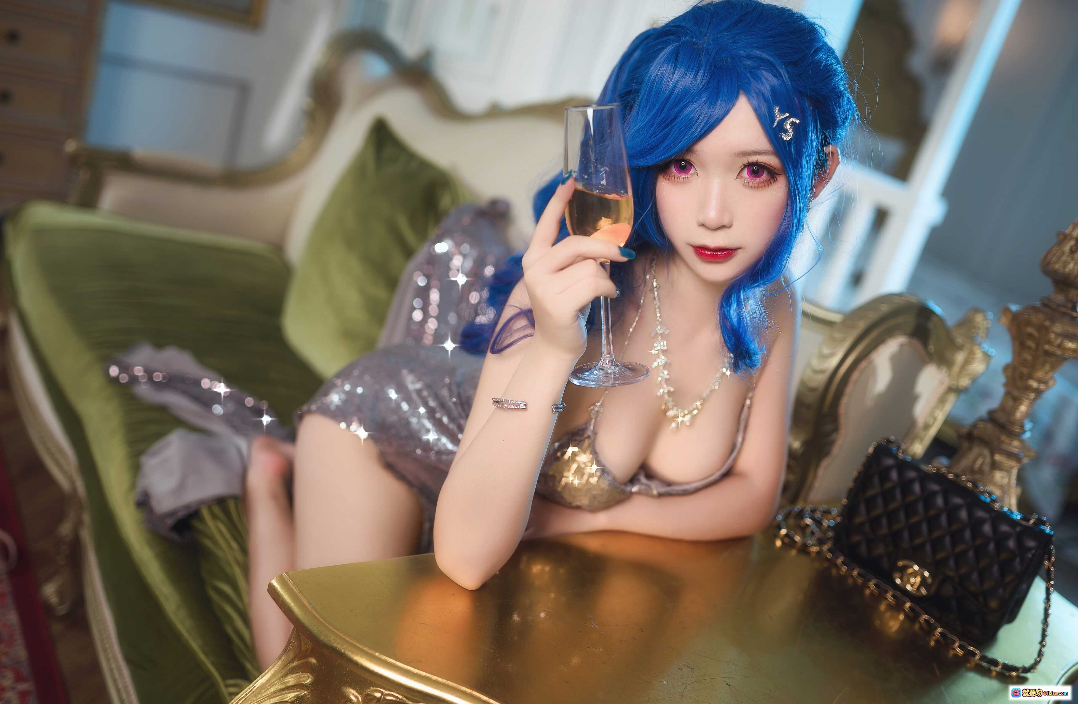 图片[8] - 樱落酱NO.019圣路易斯礼服Cosplay蓝发美女持香槟杯奢华沙发写真24P高清图集 - 就要吻