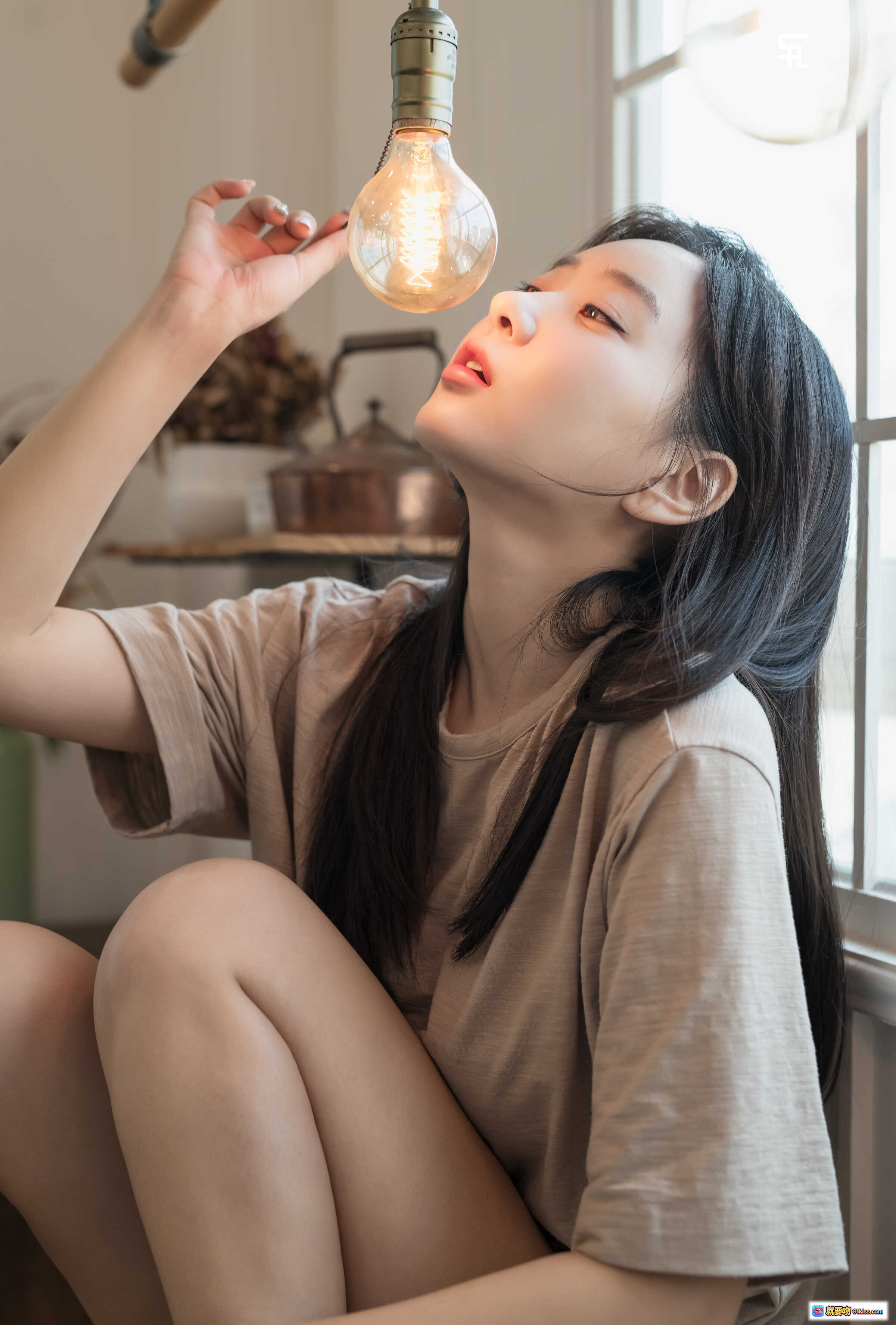 图片[3] - 韩国模特申才恩신재은 NO.001 Zenny [Blessing] 甜美私房写真 木质柜上趴姿 深蓝内裤 米色T恤 窗边自然光 清新居家风 - 就要吻