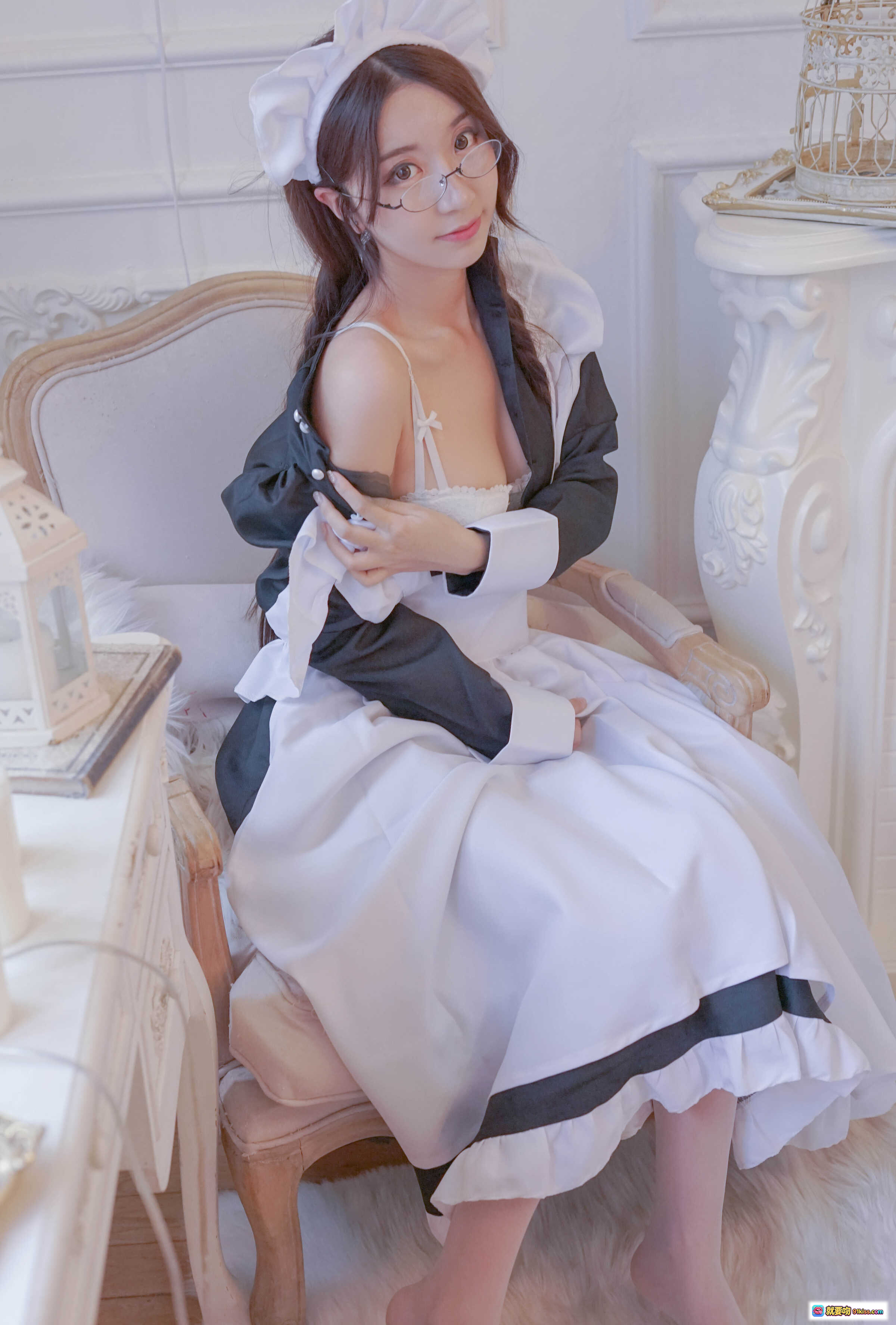 图片[8] - 黑川NO.032 MAI COLLECTION女仆装写真 92P高清美图 白丝眼镜少女优雅坐姿 甜美性感风格 室内复古风摄影 - 就要吻