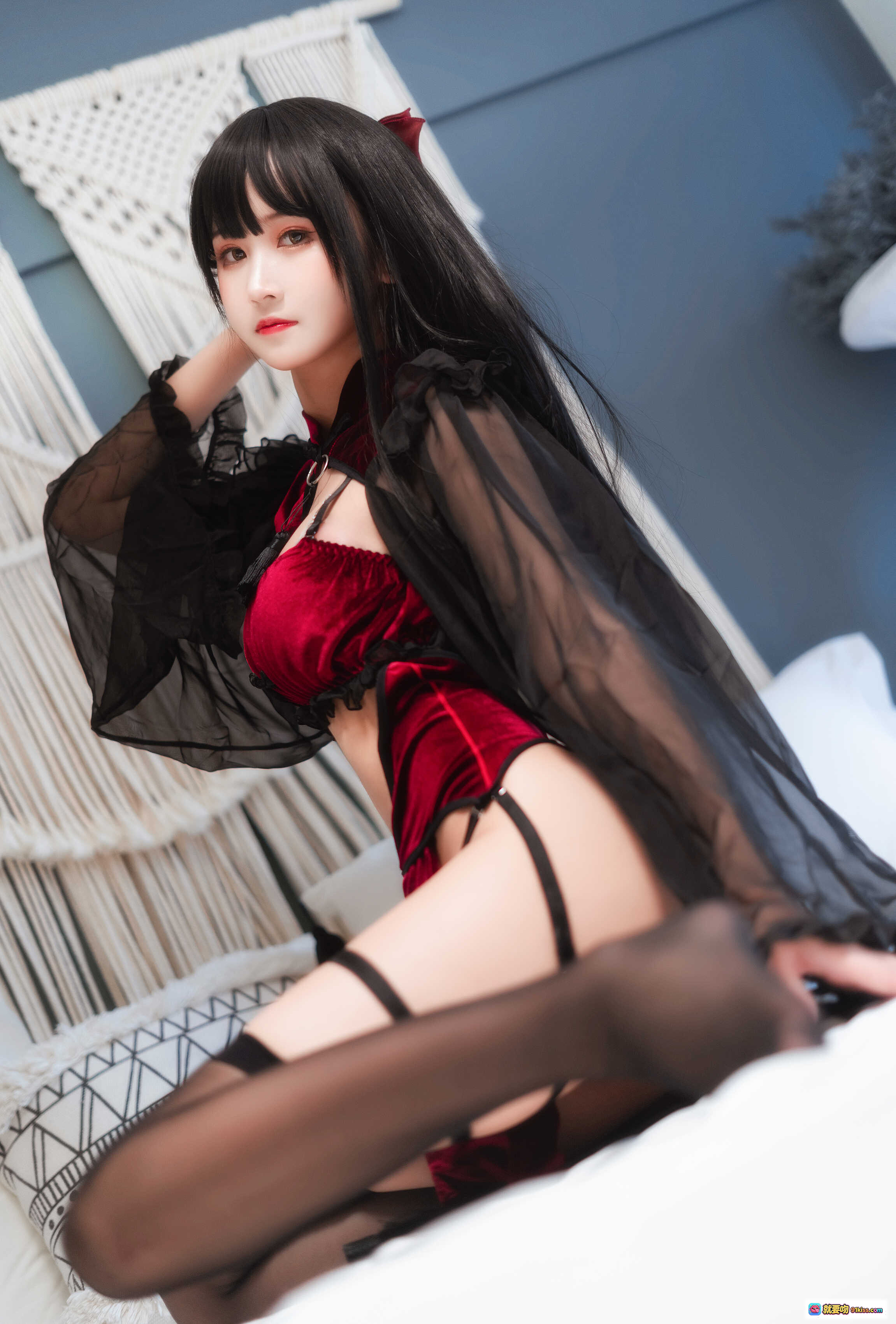 图片[2] - 三度_69 NO.050 勒肉旗袍写真 26P 288MB 红黑丝绒性感造型 床上花瓣氛围美图 - 就要吻