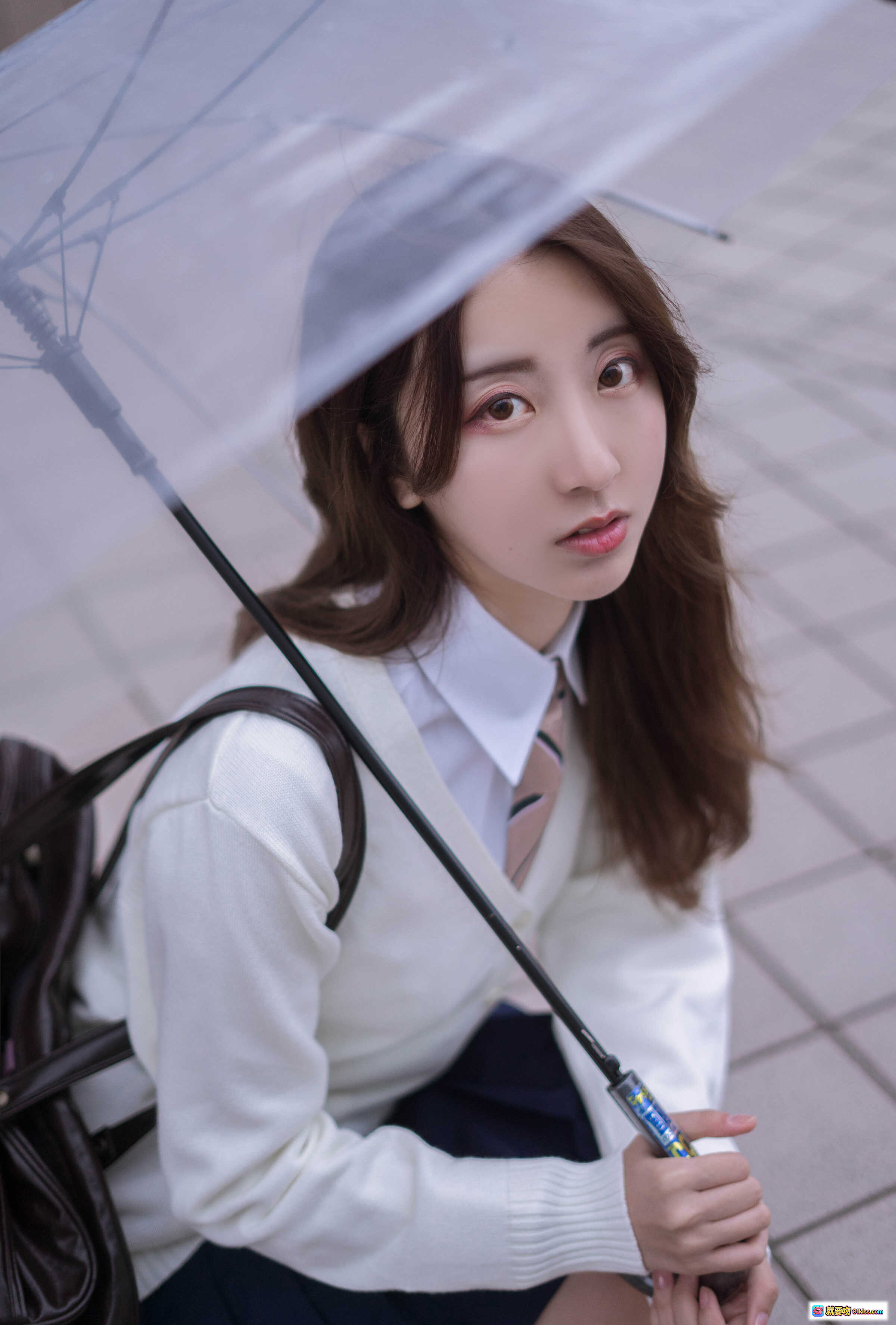 图片[2] - 黑川NO.042三丽鸥联名透明伞少女写真｜校园风白毛衣深蓝百褶裙街拍｜17P高清图集 - 就要吻