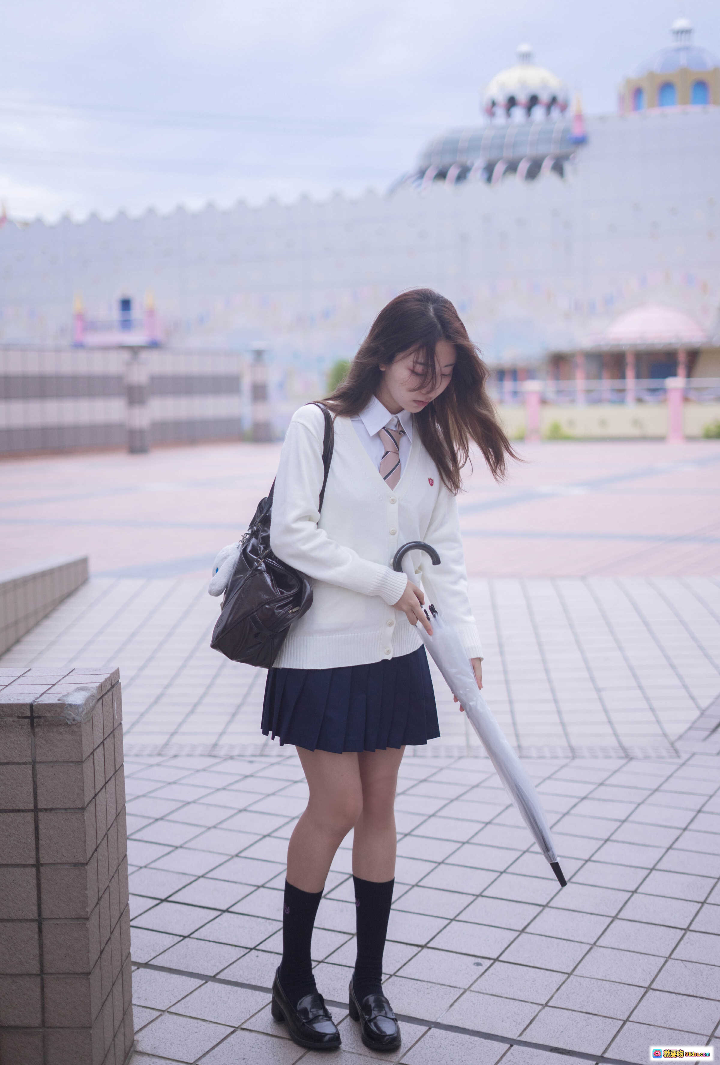 图片[10] - 黑川NO.042三丽鸥联名透明伞少女写真｜校园风白毛衣深蓝百褶裙街拍｜17P高清图集 - 就要吻