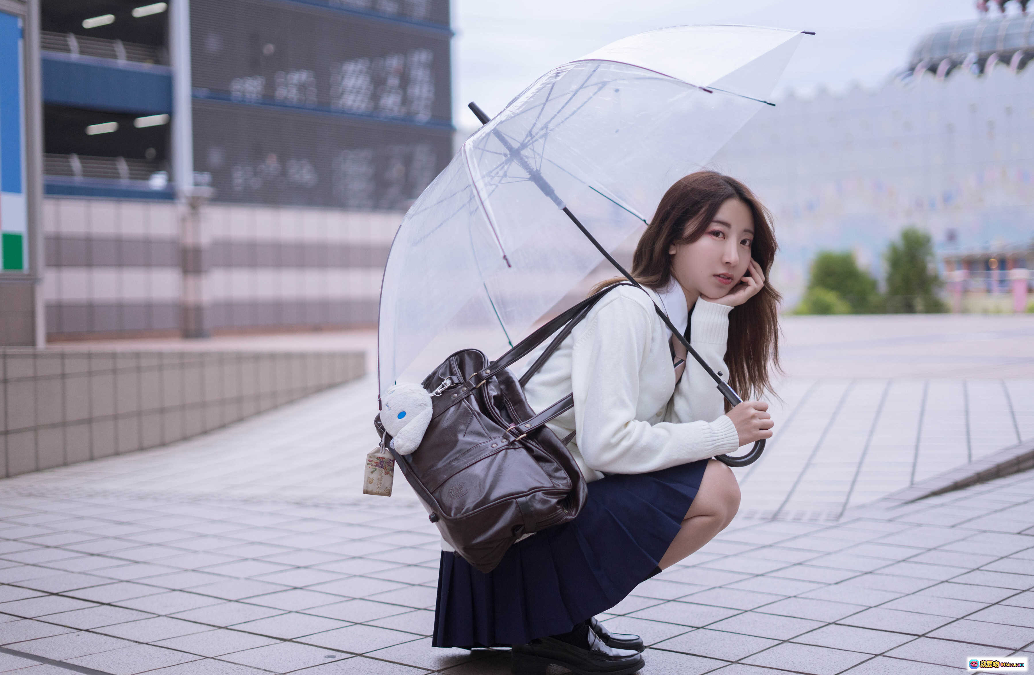 黑川NO.042三丽鸥联名透明伞少女写真｜校园风白毛衣深蓝百褶裙街拍｜17P高清图集 - 就要吻