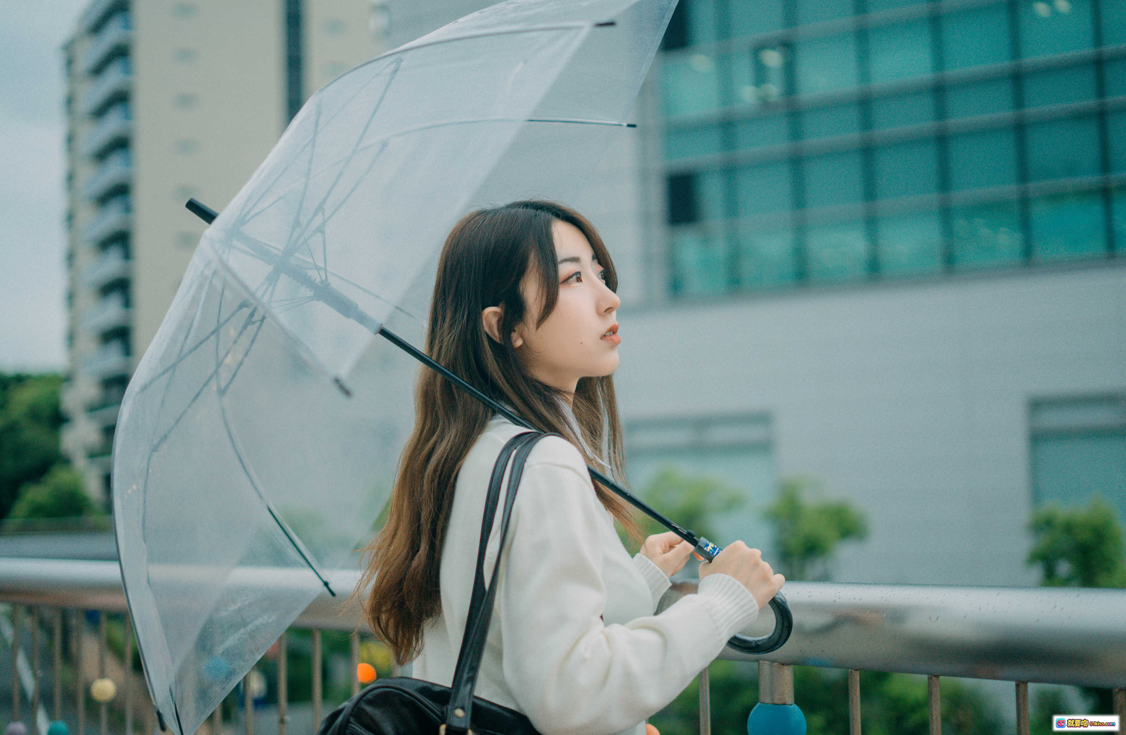 图片[8] - 黑川NO.042三丽鸥联名透明伞少女写真｜校园风白毛衣深蓝百褶裙街拍｜17P高清图集 - 就要吻