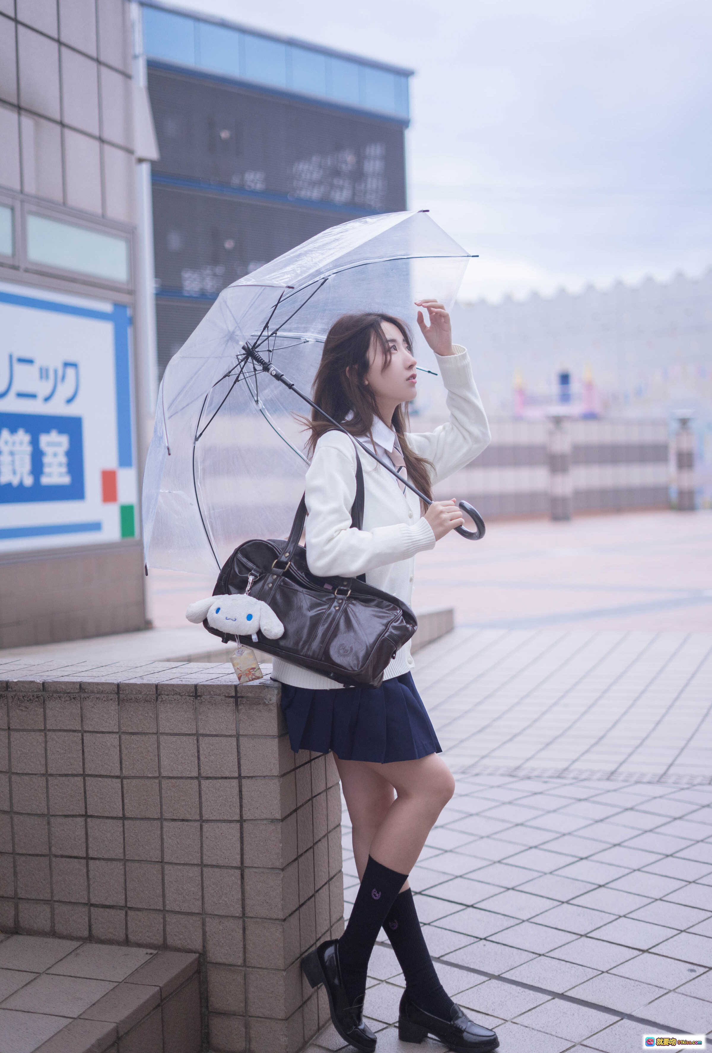 图片[9] - 黑川NO.042三丽鸥联名透明伞少女写真｜校园风白毛衣深蓝百褶裙街拍｜17P高清图集 - 就要吻