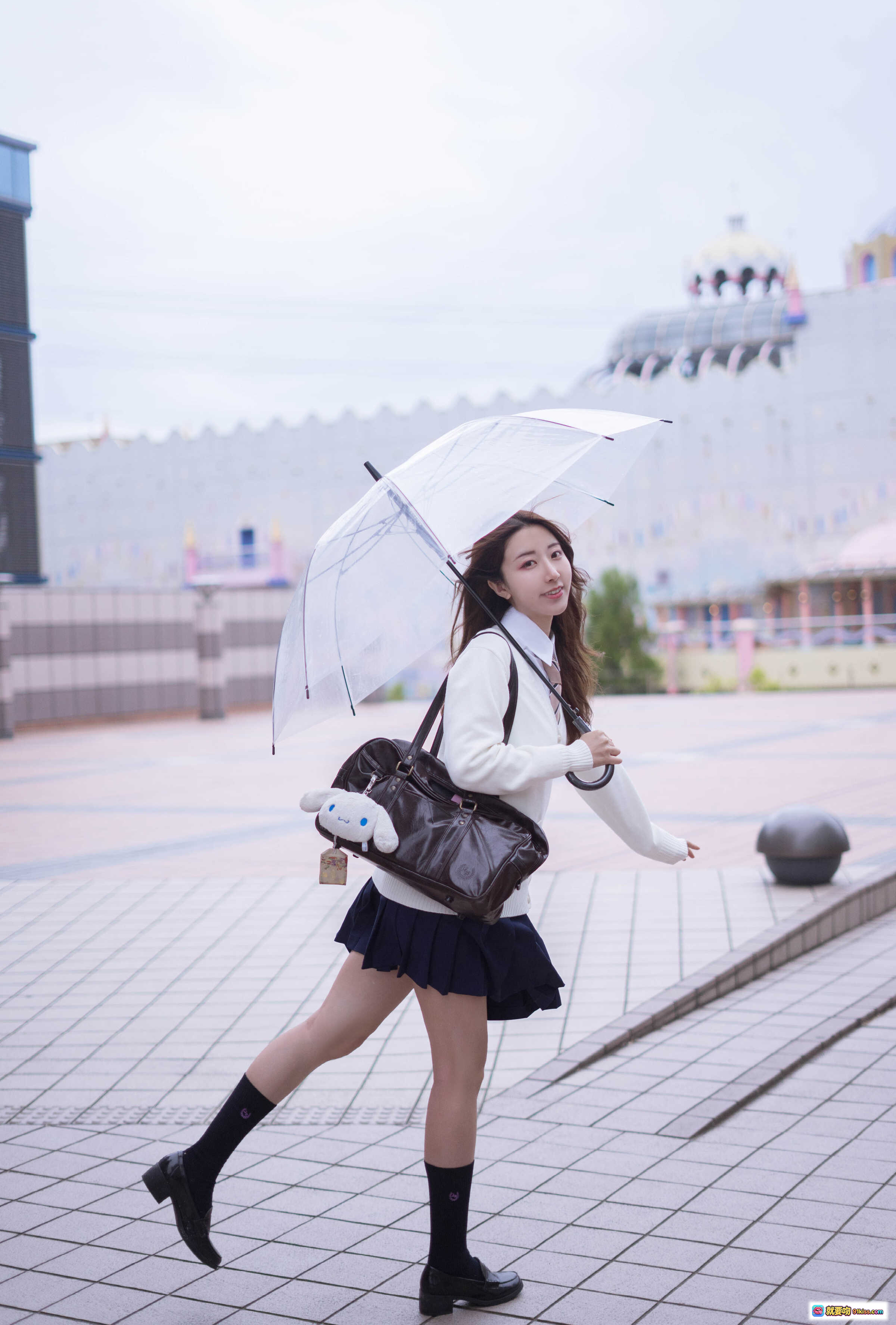 图片[7] - 黑川NO.042三丽鸥联名透明伞少女写真｜校园风白毛衣深蓝百褶裙街拍｜17P高清图集 - 就要吻
