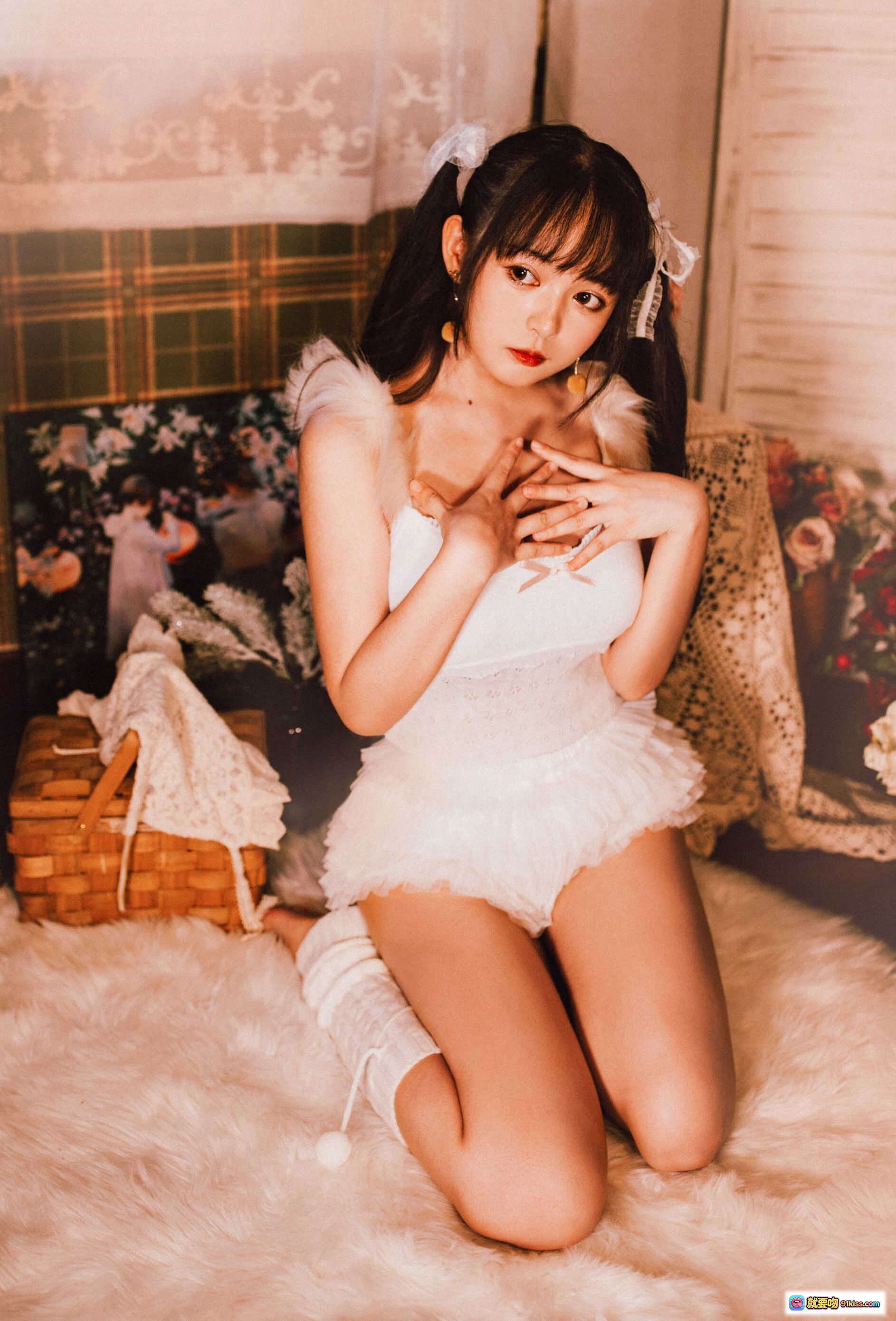 图片[1] - 黑猫猫OvO NO.024 白色双马尾少女写真 甜美蕾丝短裙 毛绒地毯居家风 19P高清图集 - 就要吻