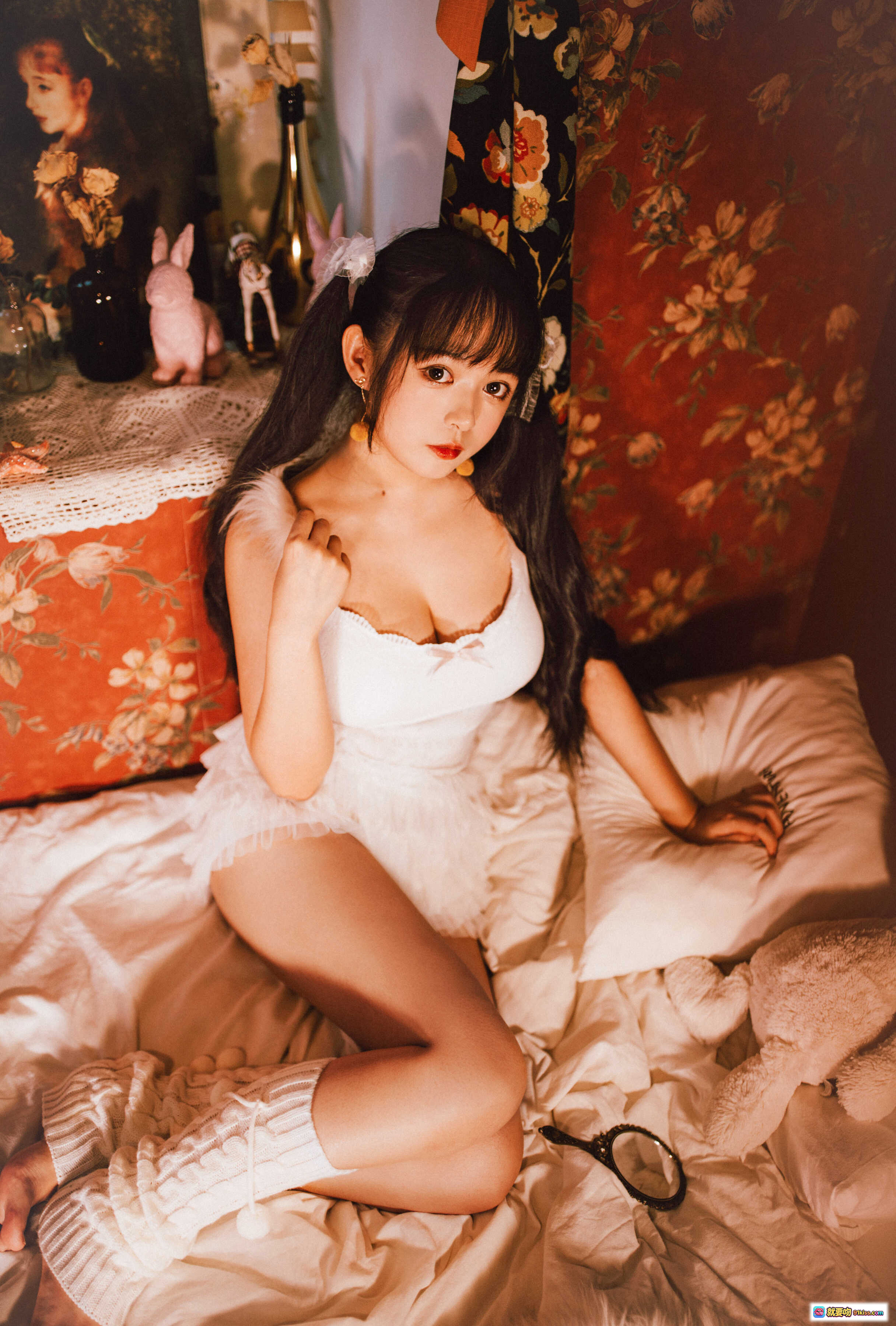 图片[6] - 黑猫猫OvO NO.024 白色双马尾少女写真 甜美蕾丝短裙 毛绒地毯居家风 19P高清图集 - 就要吻